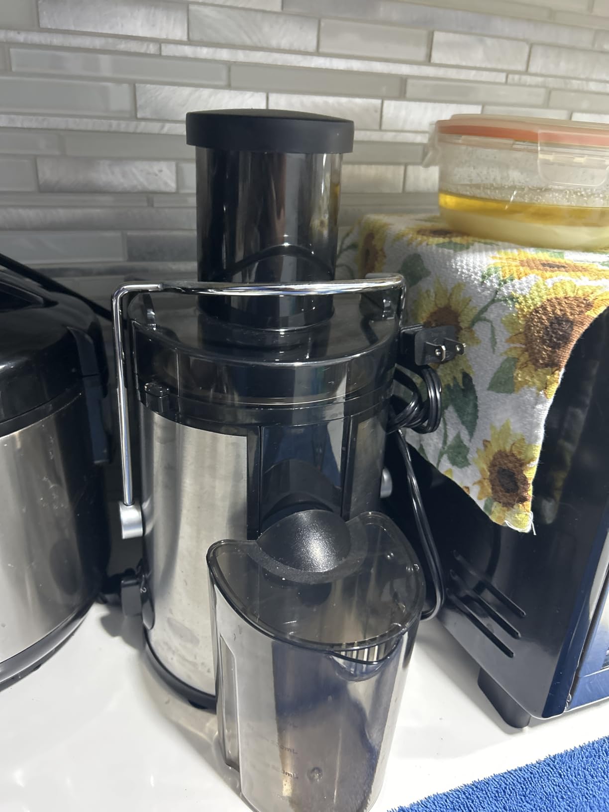 QCen Juicer Machine 500W Centrifugal Juicer with Extra Wide Feed Chute | For Fruits And Vegetables, Stainless Steel, BPA-Free Parts, Easy To Clean, Compact Countertop Juicer, Black customer photo 1