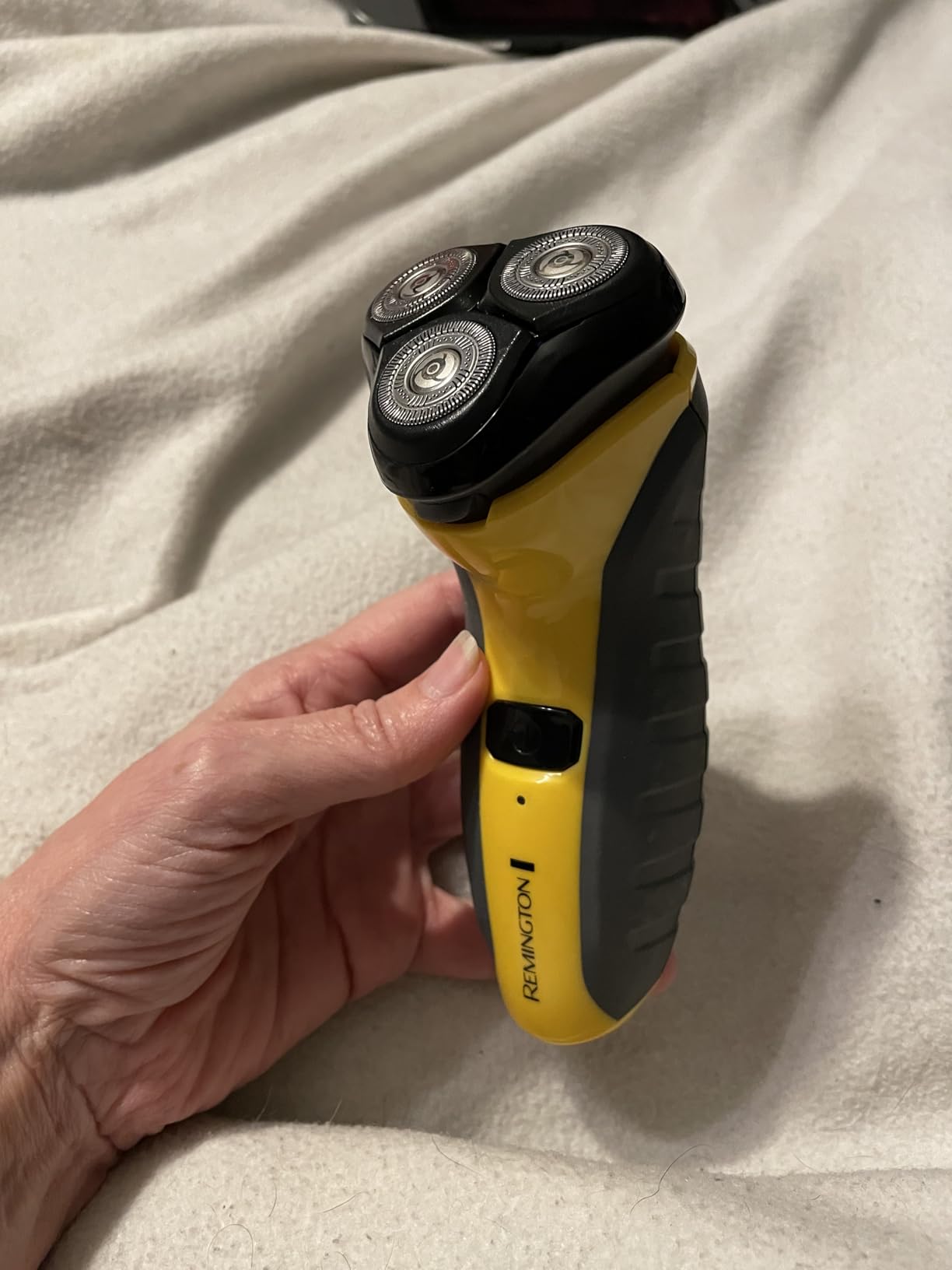 Remington Virtually Indestructible Rotary Shaver 5100, Electric Razor for Men, 100% Waterproof Design, Yellow customer photo 2