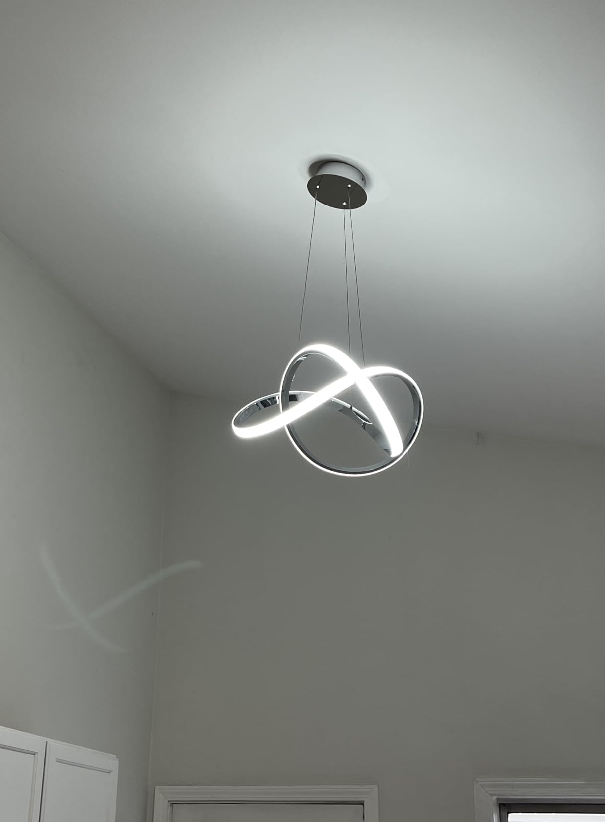 MAYNA Modern LED Pendant Light Fixture, Contemporary LED Chandelier with Irregular Ring Lights, Adjustable Modern Chandeliers for Dining Room Kitchen Entryway Living Room Bedroom, 6000K Daylight customer photo 2