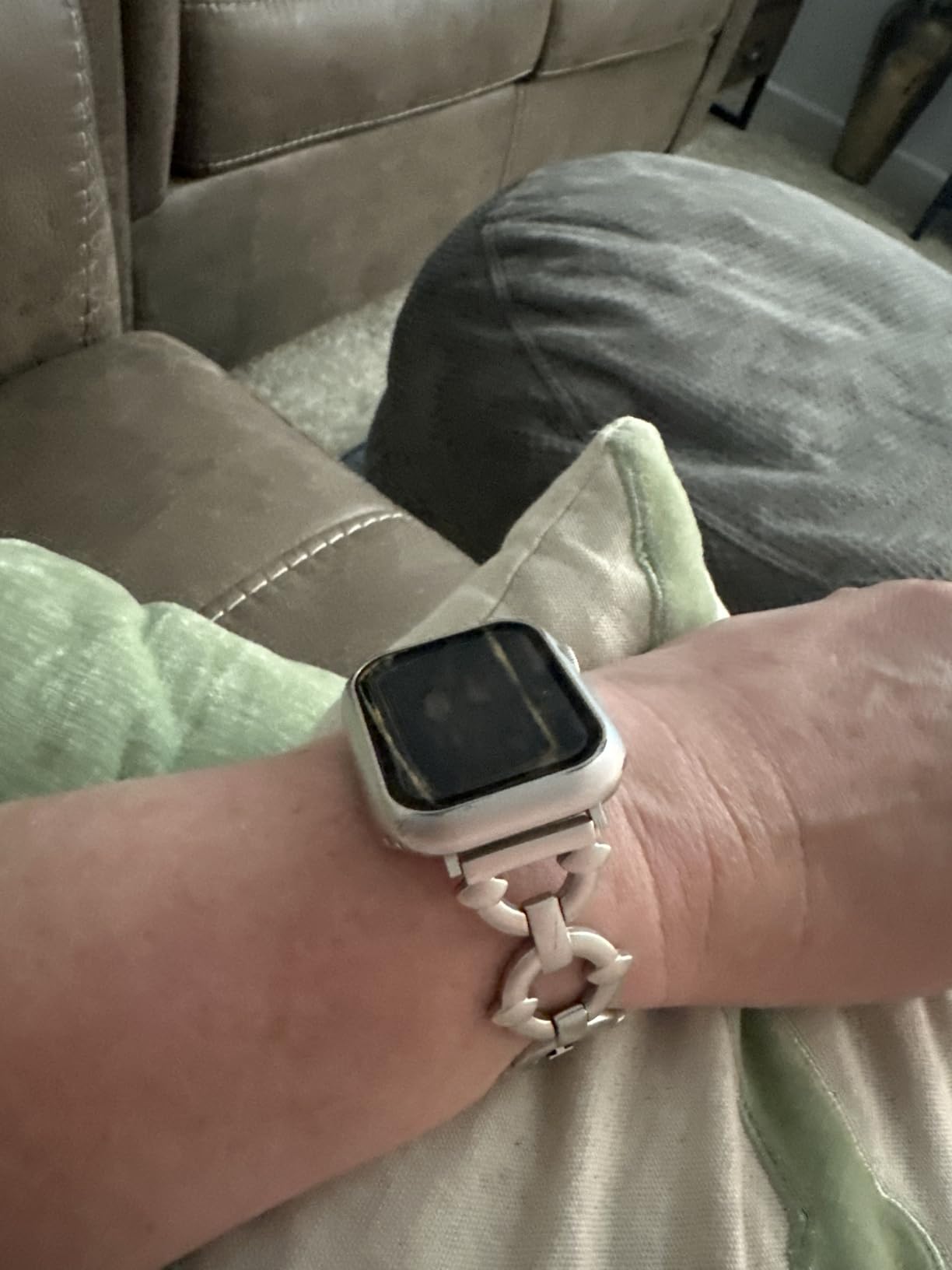 Apple Watch SE (GPS, 40mm) - Gold Aluminum Case with Pink Sand Sport Band (Renewed) customer photo 1