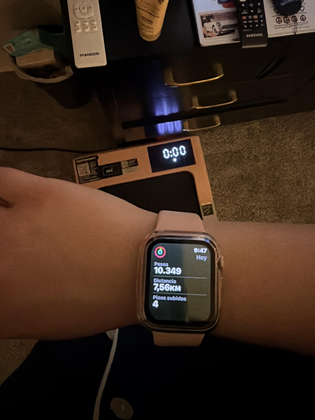 Apple Watch SE (GPS, 40mm) - Gold Aluminum Case with Pink Sand Sport Band (Renewed) customer photo 2
