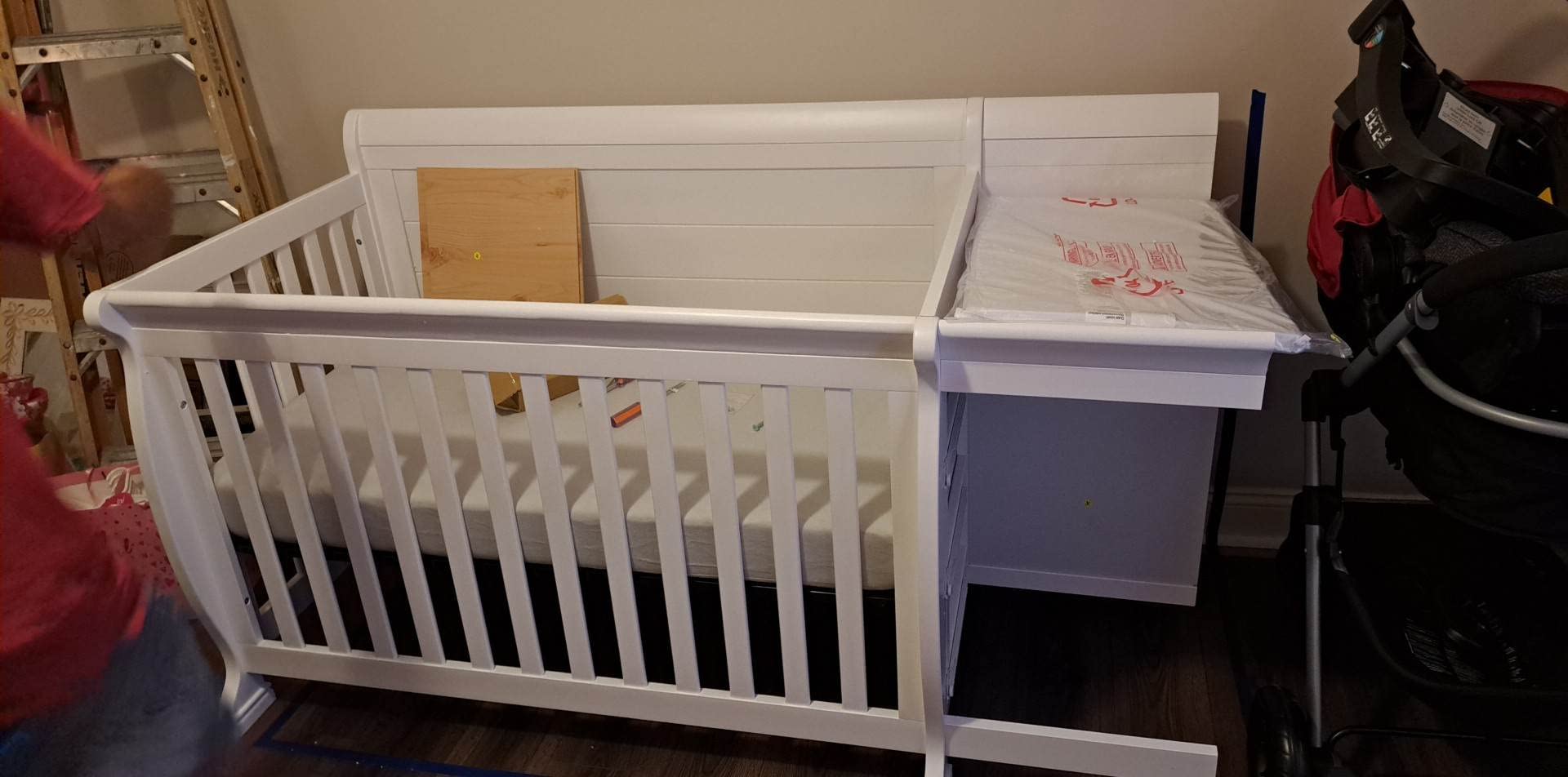 DaVinci Kalani 4-in-1 Convertible Crib and Changer Combo in White | GREENGUARD Gold Certified, Converts to Toddler Bed, Daybed & Full-Size Bed, 4 Adjustable Mattress Heights, Easy to Assemble customer photo 1