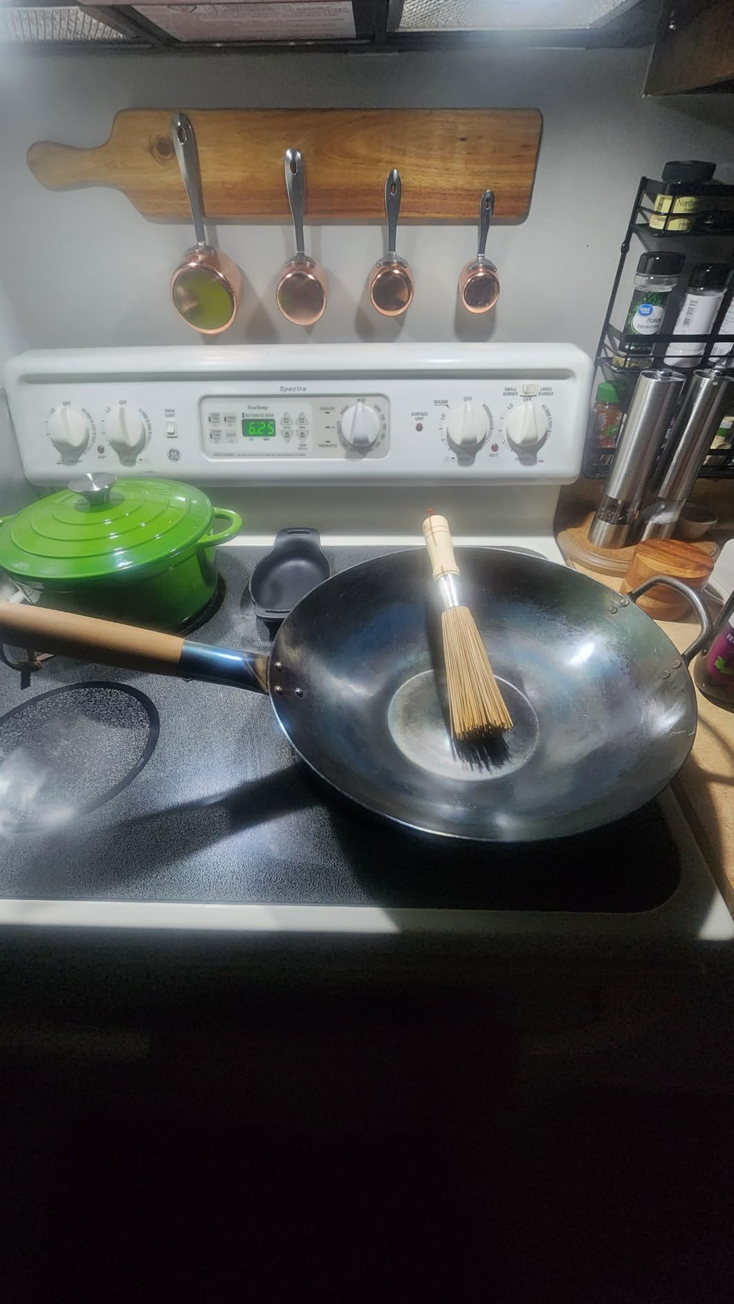 Craft Wok Flat Hand Hammered Carbon Steel Pow Wok with Wooden and Steel Helper Handle (14 Inch, Flat Bottom) / 731W316 customer photo 1