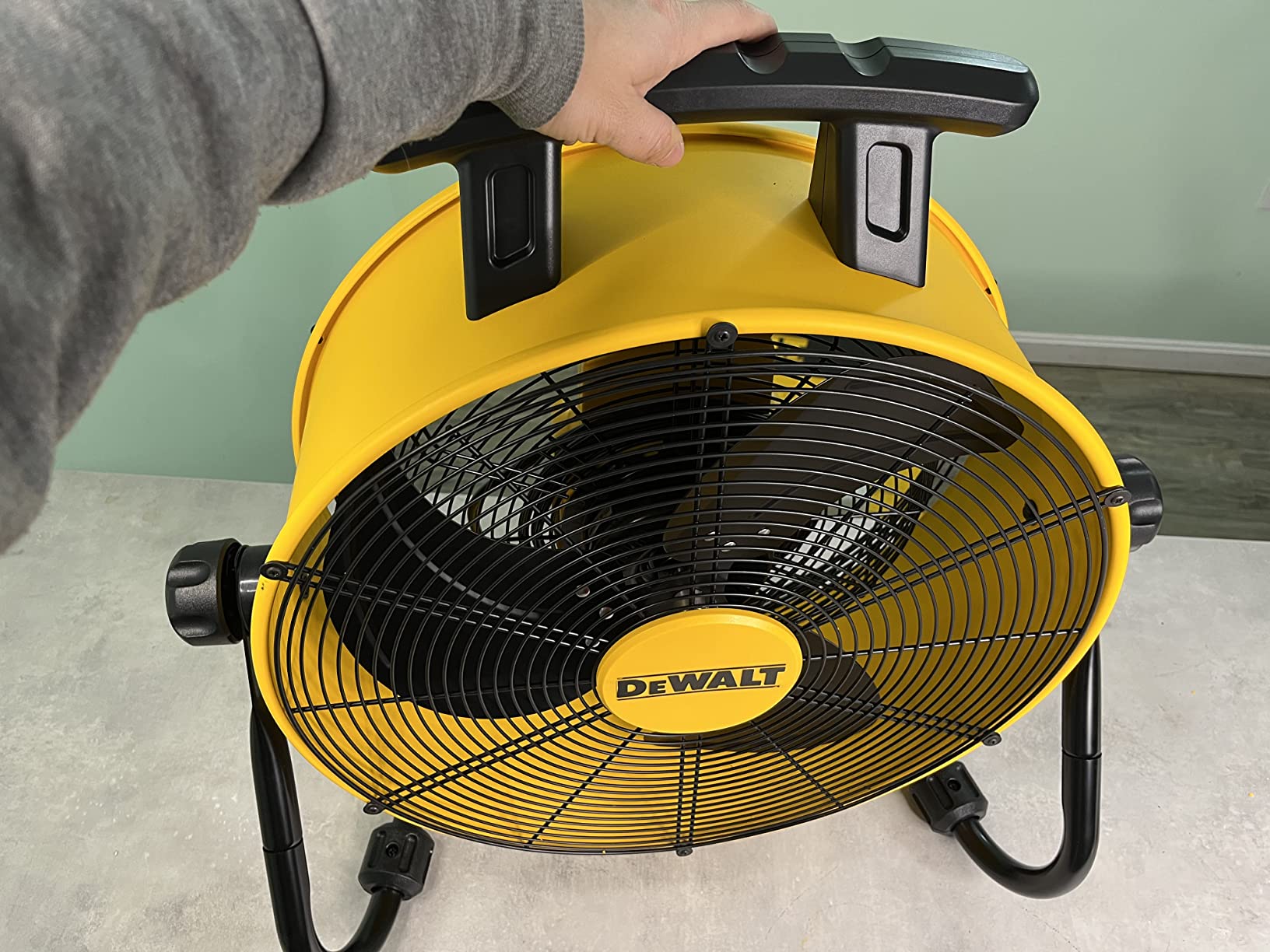 DEWALT 18 Inch Floor Fan, 180° Adjustable Tilting Drum Fan DXF1840 | 4200CFM 3-Speed High Velocity Fan Cooling Air Circulator Portable Metal Industrial fan for Shop/Garage/Gym/Patio Yellow customer photo 2