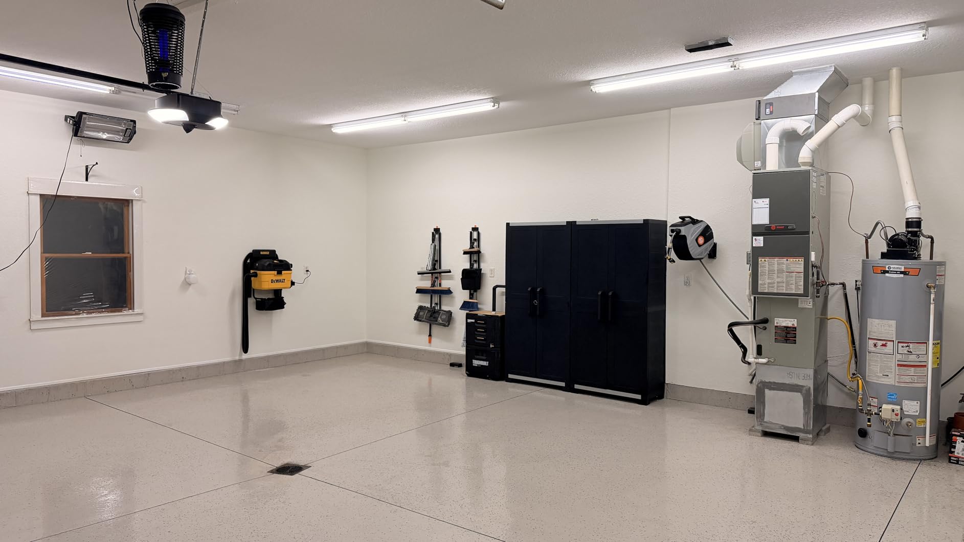 DEWALT Portable 6 Gallon 5 Horsepower Wall-Mounted Garage Wet Dry Vacuum Cleaner DXV06G customer photo 1