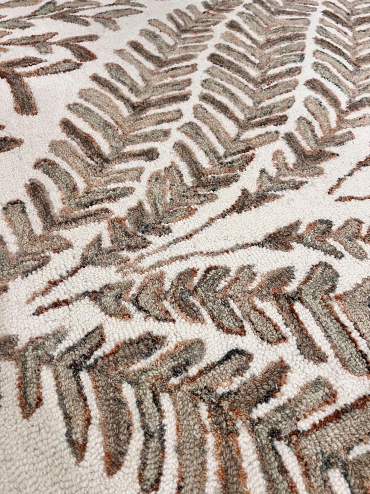 SAFAVIEH Capri Collection Area Rug - 9' Round, Ivory & Brown, Handmade Wool, Ideal for High Traffic Areas in Living Room, Bedroom (CPR208T) customer photo 1