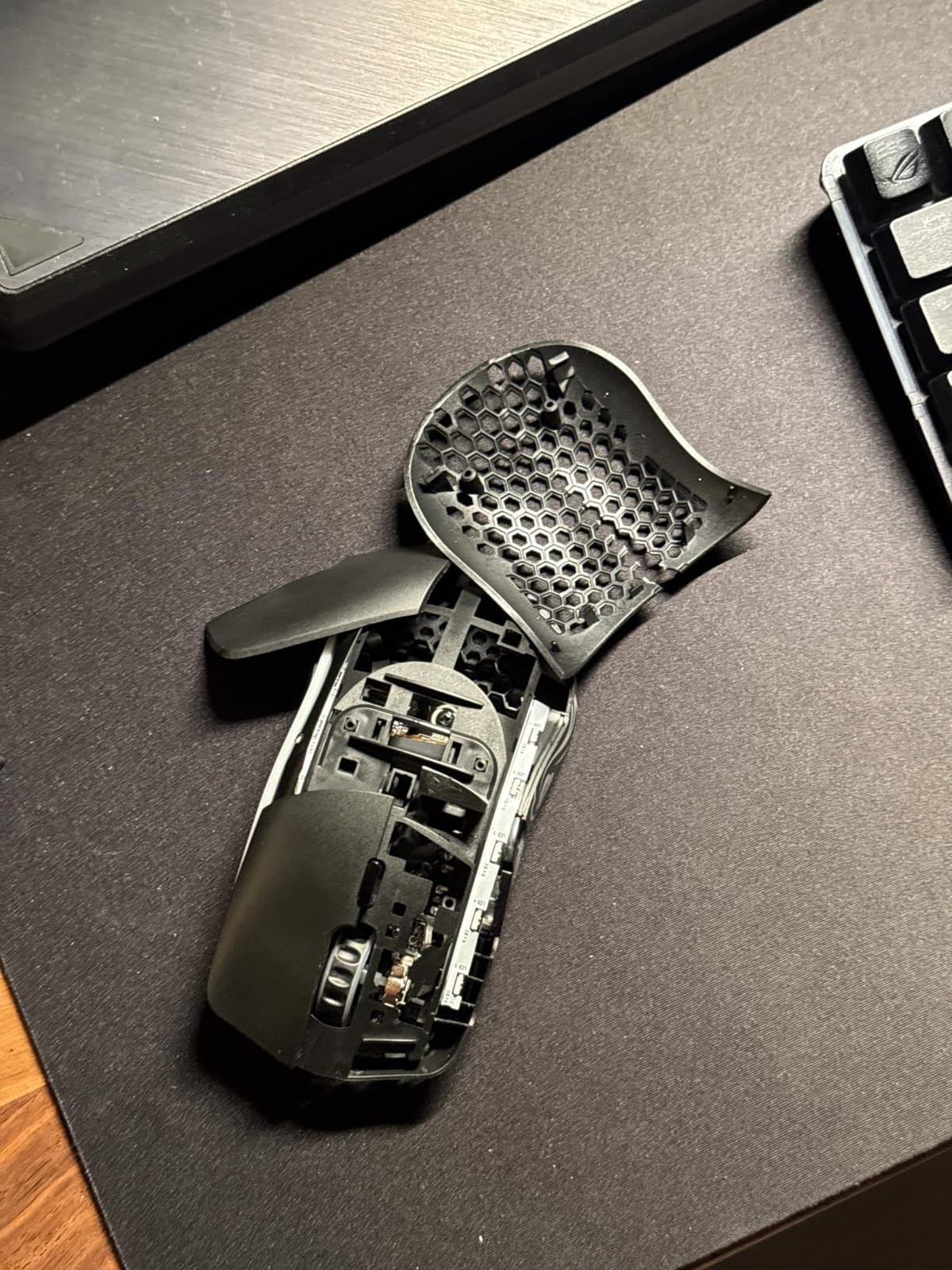 Glorious Model O Wireless Gaming Mouse - Superlight, 69g Honeycomb Design, RGB, Ambidextrous, Lag Free 2.4GHz Wireless, Up to 71 Hours Battery - Matte White customer photo 2
