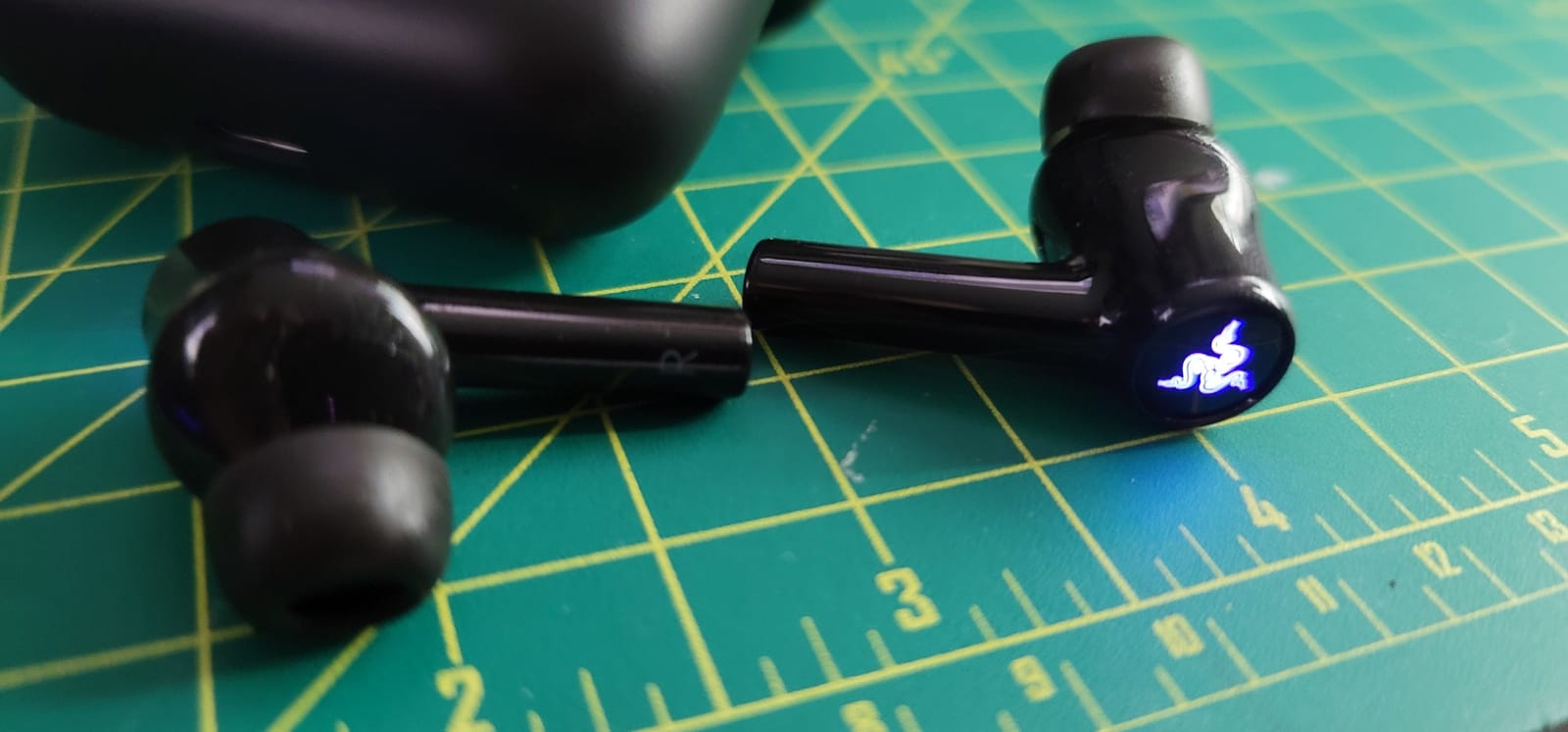 Razer Hammerhead True Wireless (2nd Gen) Bluetooth Gaming Earbuds: Chroma RGB Lighting -60ms Low-Latency- Active Noise Cancellation - Dual Environmental Noise Cancelling Microphones- Classic Black customer photo 1