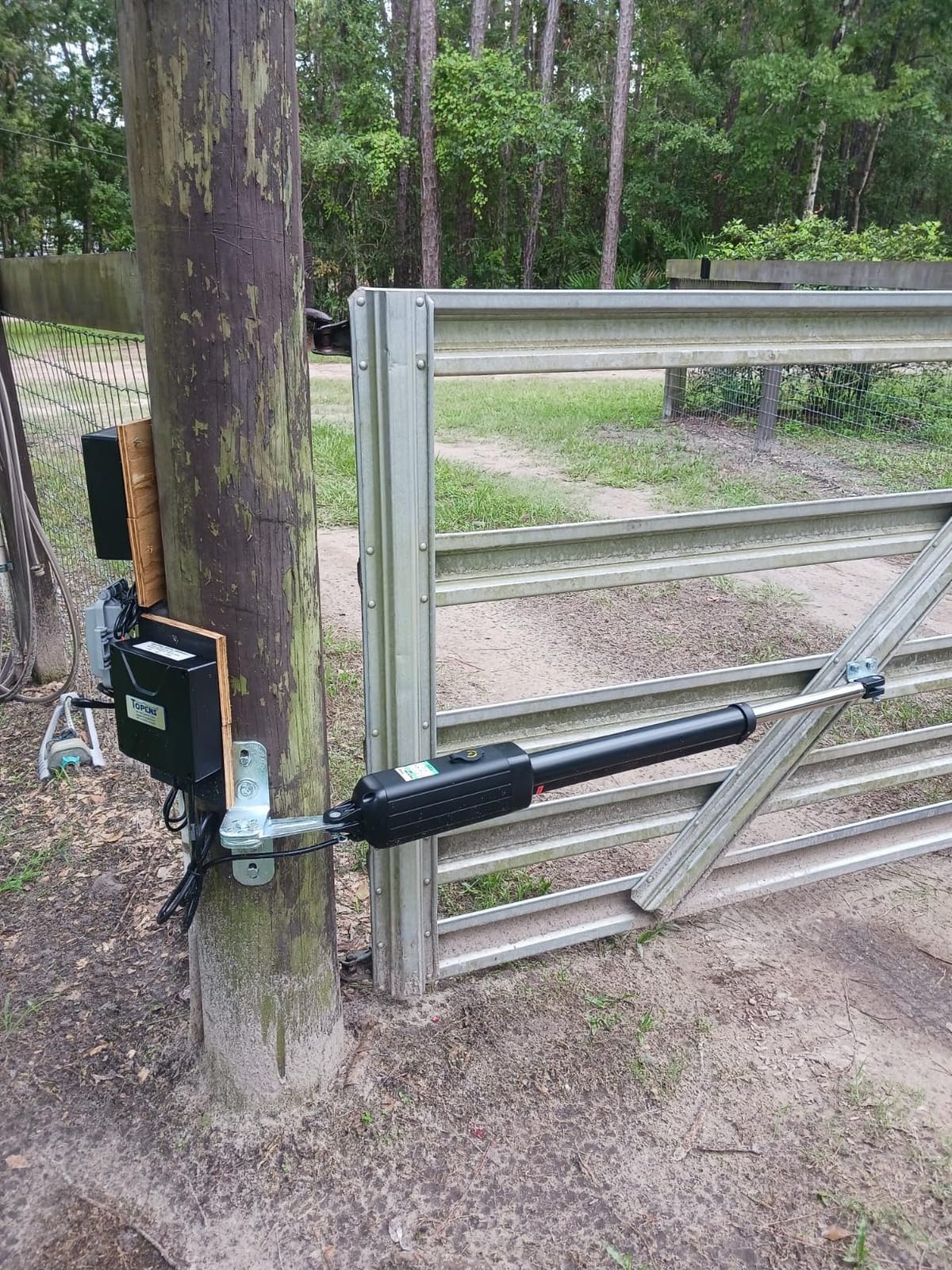 TOPENS A5131 Single Swing Gate Opener Medium Duty Automatic Gate Motor for Single Swing Gates Up to 16ft, Electric Driveway Gate Operator AC Powered with Remote Control Kit Solar Compatible customer photo 1