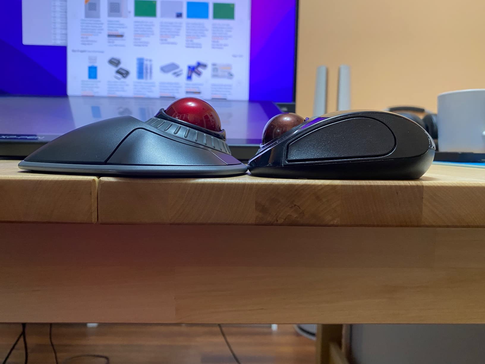 Kensington Orbit Wireless Trackball with Scroll Ring - Black-Red (K70990WW) customer photo 1