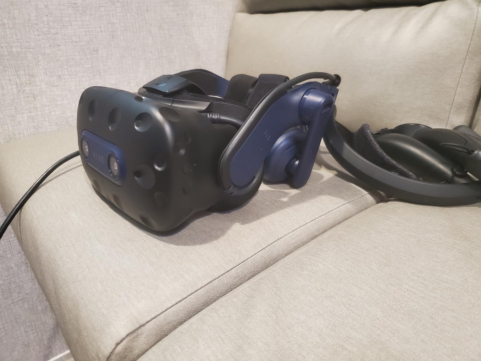 HTC Vive Pro 2 Virtual Reality System customer photo 1