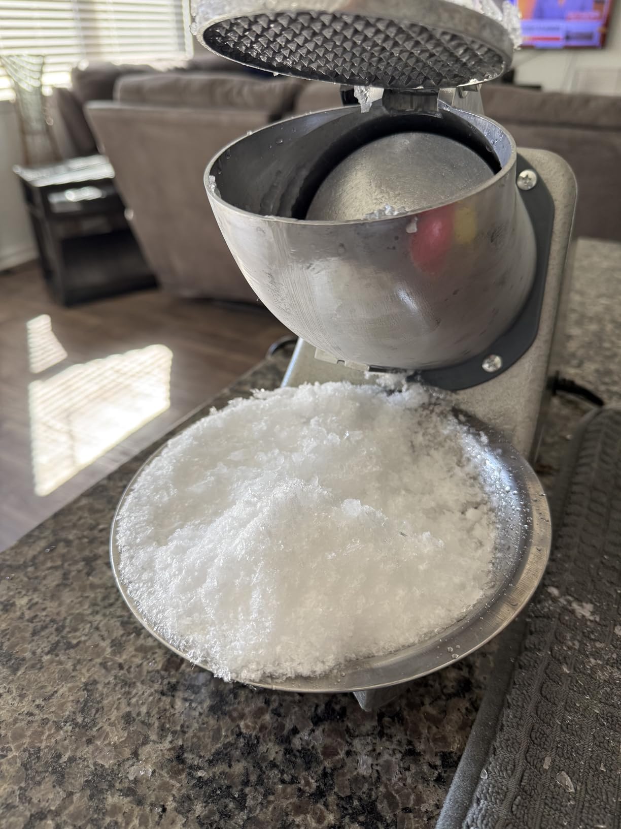 Reespring Snow Cone Machine Shaved Ice Machine Ice Crusher with 4 Blades Kitchen Electric for Shaved Ice and Snow Cone (300W 2000r/min) Comes with a Free Ice Pick, Ice Cube Tray, 6 Syrup dispensers customer photo 2