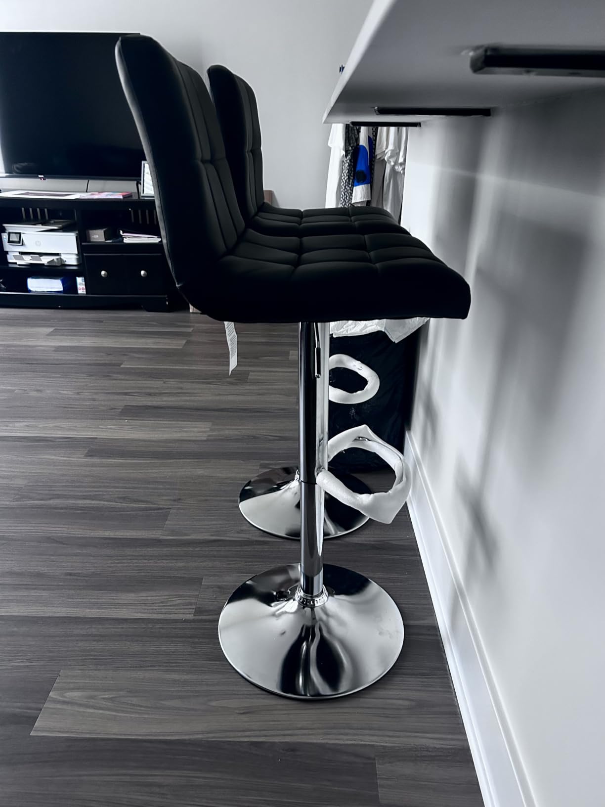 Yaheetech Bar Stools Set of 4, PU Leather Swivel Barstools, Height Adjustable Counter Chairs with Back for Bar Kitchen Island Dining Room, 300lb Capacity, Black customer photo 2