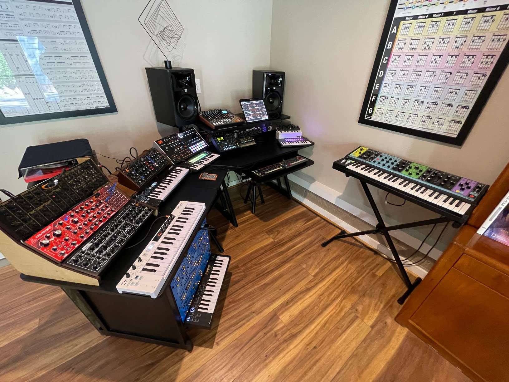 Roland JX-08 Tabletop Sound Module Boutique Synthesizer - Compact, Lightweight, Portable, Onboard Speakers and Battery Operation customer photo 2