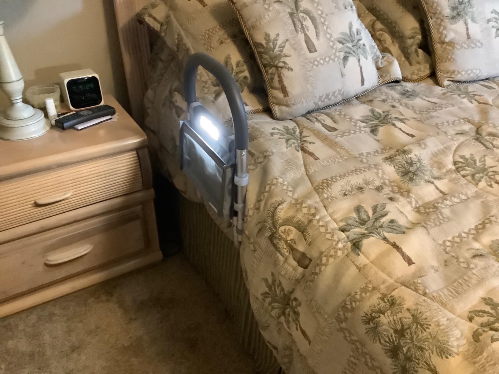 Lunderg Bed Assist Rail for Seniors with Motion-Activated Light & Non-Slip Grab Bar - Easy to Install Bed Rails for Elderly Adults Safety & Post-Surgery - Helps Reduce Falls & Support Independence customer photo 2