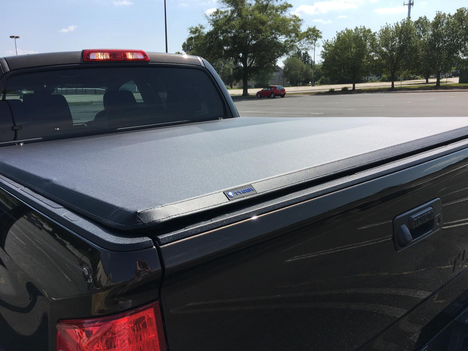 Tyger Auto T3 Soft Tri-fold Truck Bed Tonneau Cover Compatible with 2022-2026 Toyota Tundra | 5.5' (67