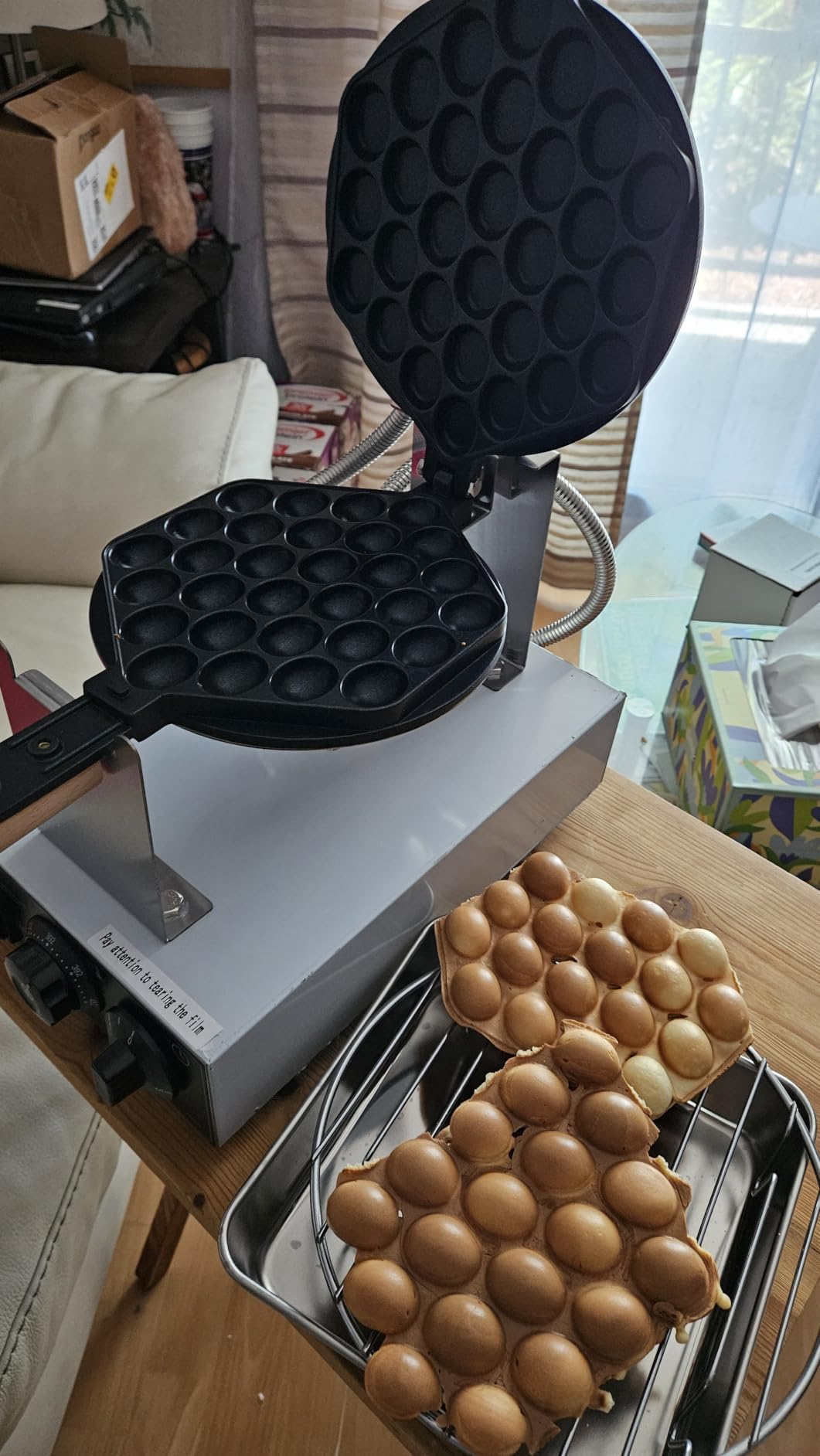 VEVOR Commercial Bubble Waffle Maker, 1400W Egg Bubble Puff Iron w/ 180° Rotatable 2 Pans & Wooden Handles, Stainless Steel Baker w/Non-Stick Teflon Coating, 50-250℃/122-482℉ Adjustable customer photo 2