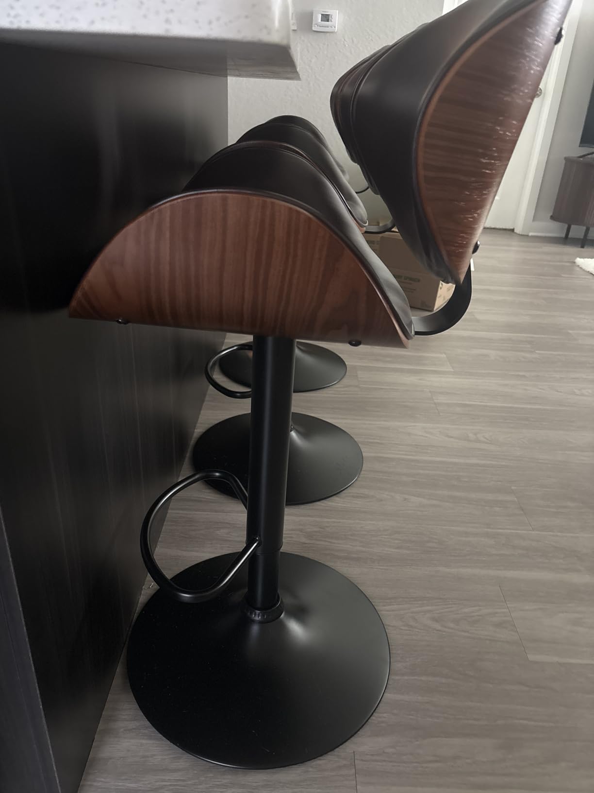 YaFiti Swivel Bar Stools Set of 2 for Kitchen Counter, Adjustable Bentwood Barstools, Modern PU Leather Upholstered Bar Chair with Back and Footrest, for Bar, Kitchen, Dining Room, Black customer photo 1
