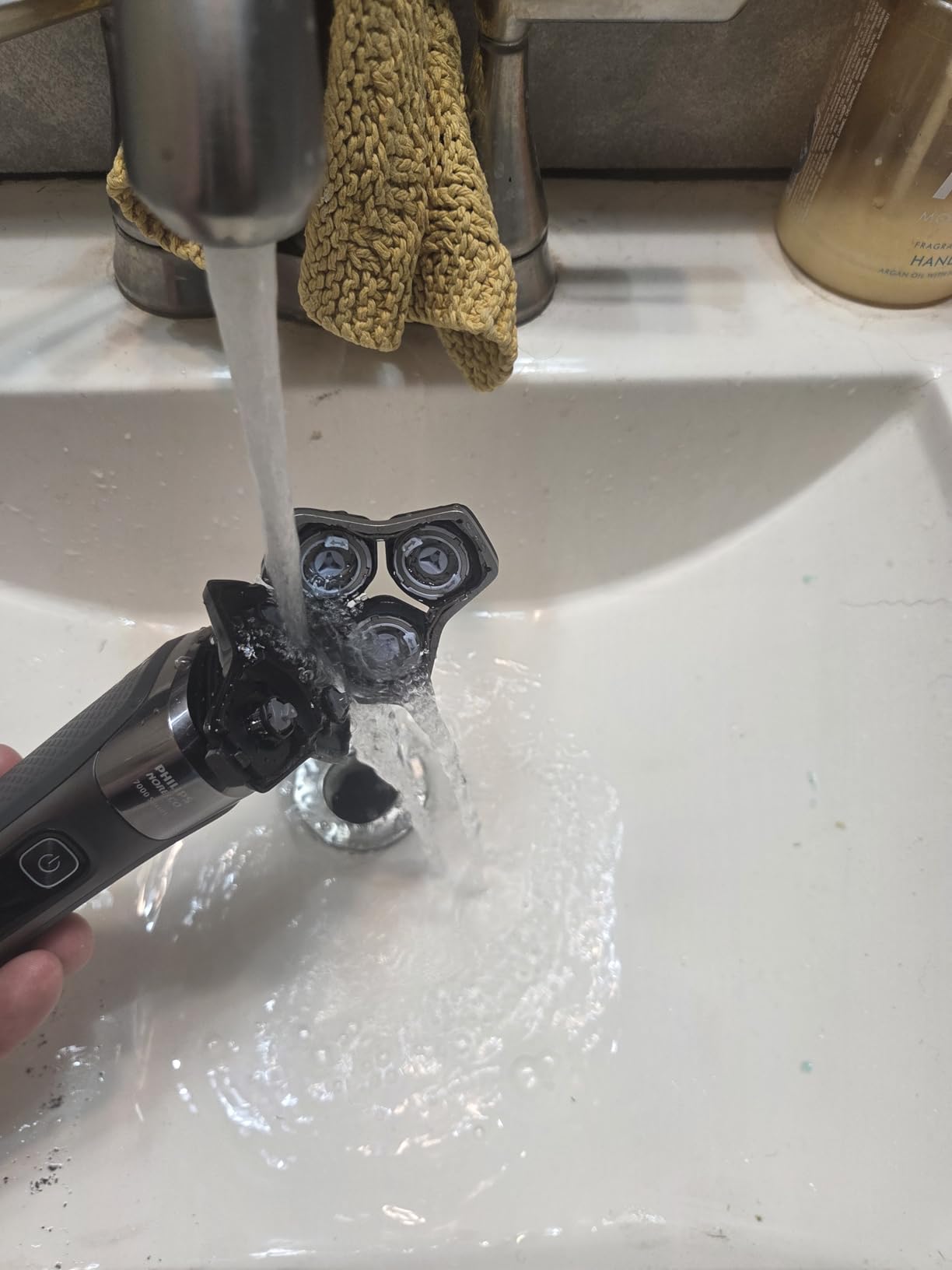 Philips Norelco Shaver 7200, Rechargeable Wet & Dry Electric Shaver with SenseIQ Technology and Pop-up Trimmer, S7887/82 customer photo 1