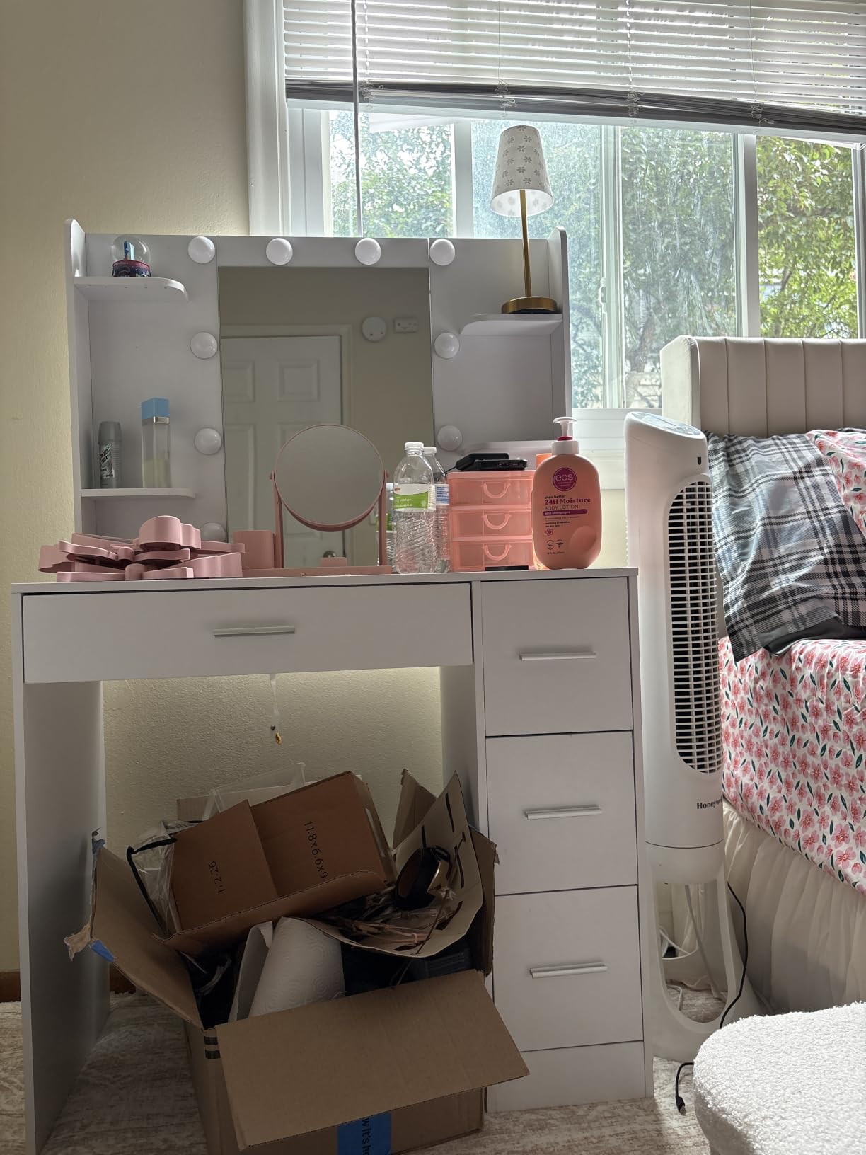 Quimoo Large Vanity Desk with LED Lighted Mirror & Power Outlet, Makeup Vanity Table with 7 Drawers, 4 Shelves and 5 Hooks, Vanity Desk Set for Bedroom, Bathroom, White customer photo 1