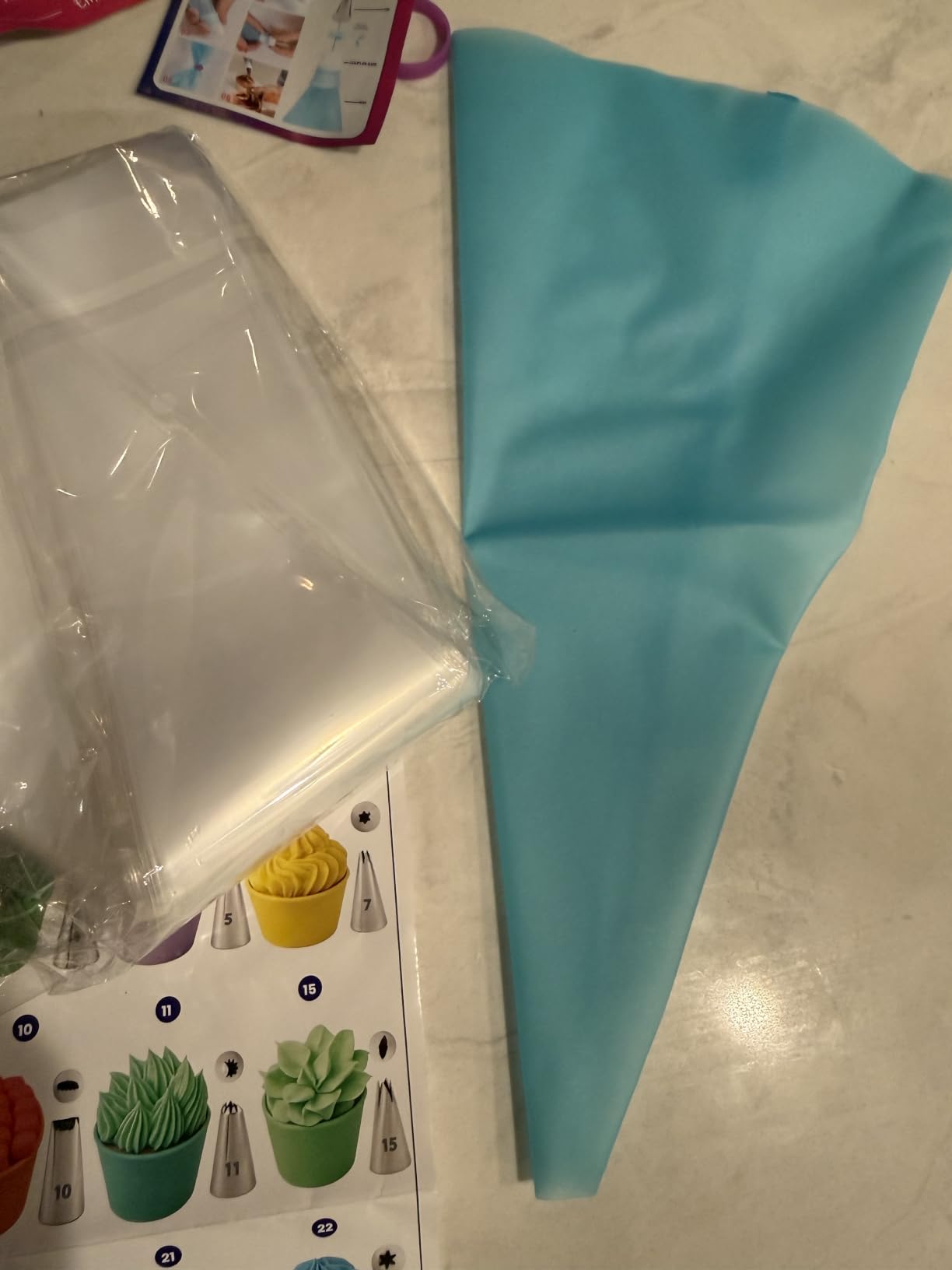 Riccle Piping Bags and Tips Set, 11.8 Inch 100 Anti Burst Piping Bags, 124 Pcs Cake Decorating Kit with 16 Piping Tips, 1 Reusable Pastry Bags, 3 Cake Scrapers, 2 Couplers, and 2 Icing Bags Ties customer photo 1