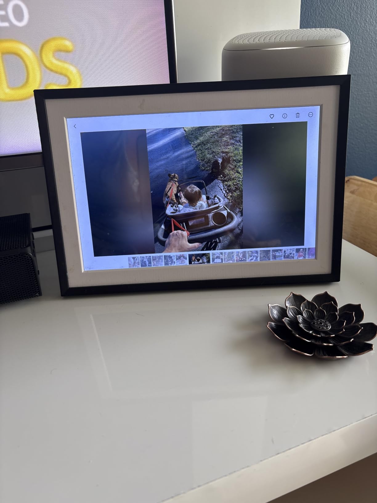 Dragon Touch Large Digital Picture Frame 21.5 inch Screen WiFi Digital Photo Frame Display, 32GB Storage, Auto-Rotate, Share Photos via App, Email, Cloud, Classic 21 (Not Touchscreen) customer photo 2