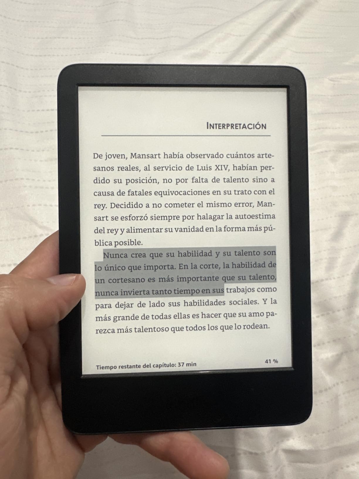 Amazon Kindle 16 GB (newest model) - Lightest and most compact Kindle, now with faster page turns, and higher contrast ratio, for an enhanced reading experience - Black customer photo 2