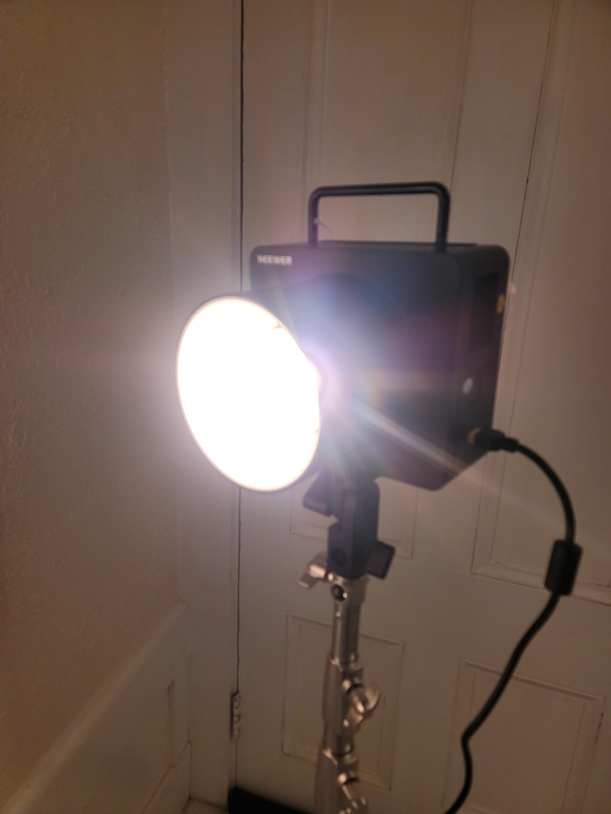 NEEWER Q4 400Ws 2.4G TTL Outdoor Studio Flash (New Look), Compatible with Godox, 1/8000s HSS/2800mAh Battery/30W Modeling Lamp/400 Full Power Flash Strobe Light Photography Bowens Mount Monolight customer photo 1