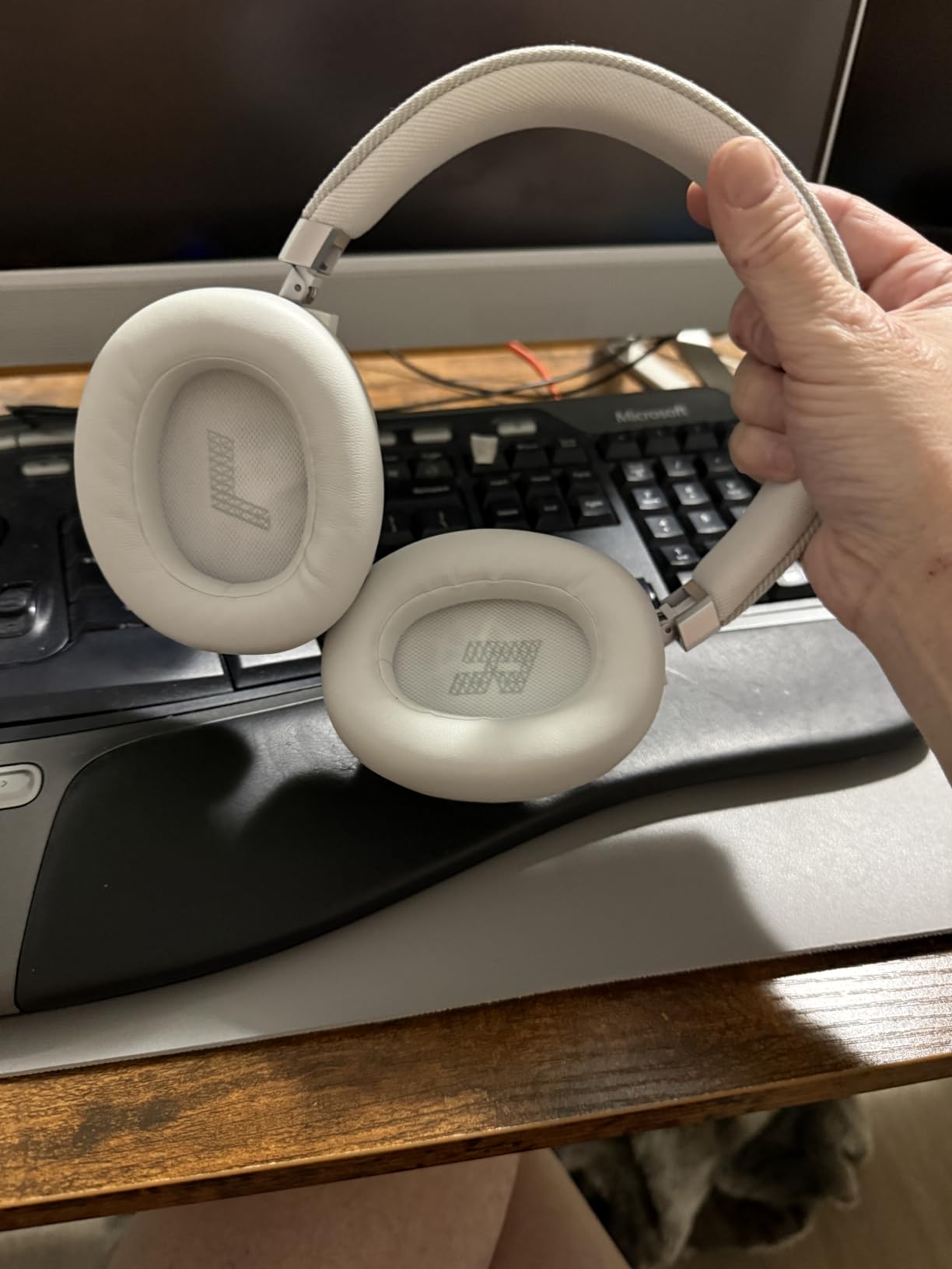 JBL Live 770NC - Wireless Over-Ear Headphones with True Adaptive Noise Cancelling with Smart Ambient, Up to 65 Hours of Battery Life (Blue) customer photo 1