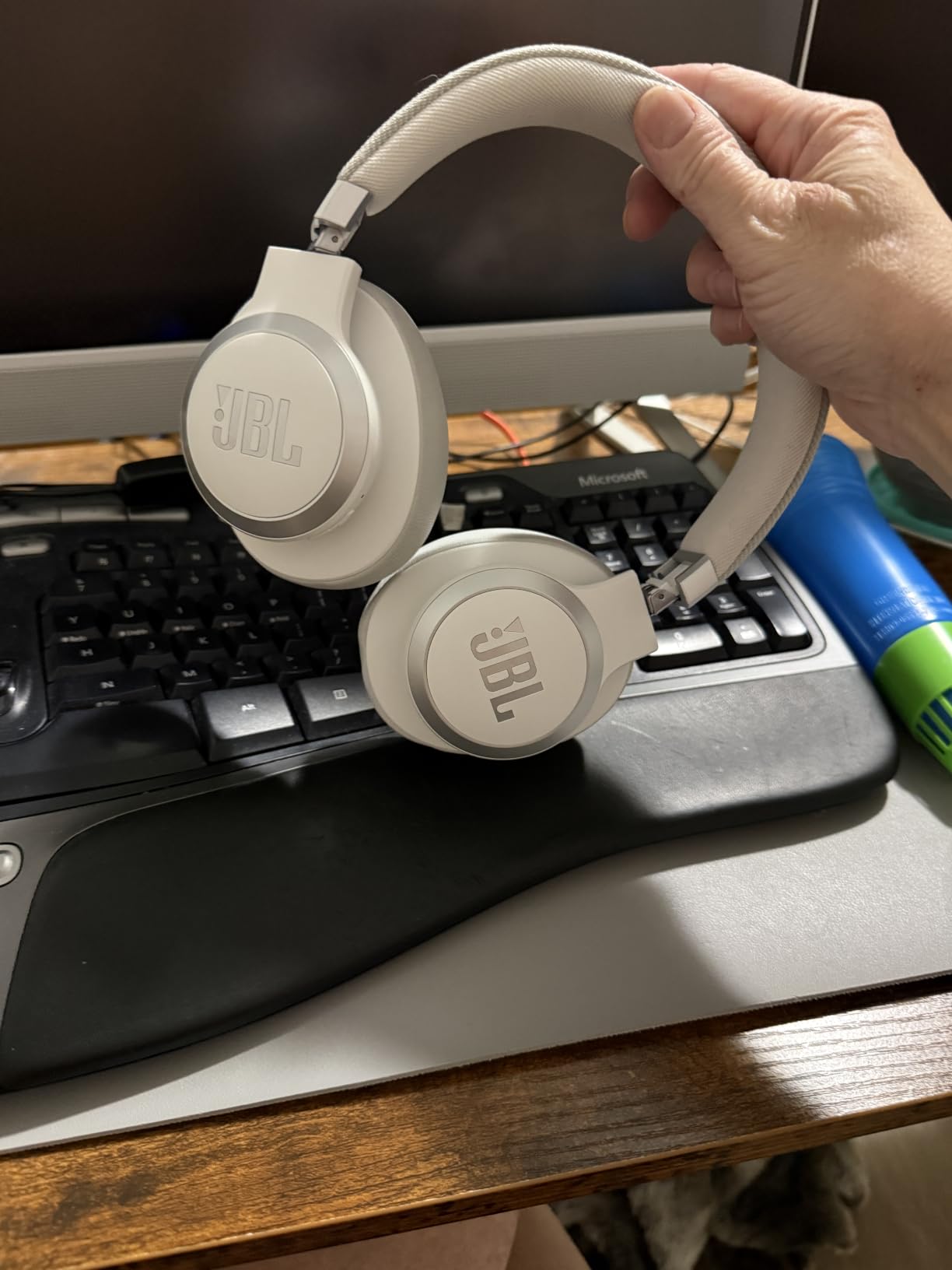 JBL Live 770NC - Wireless Over-Ear Headphones with True Adaptive Noise Cancelling with Smart Ambient, Up to 65 Hours of Battery Life (Blue) customer photo 2