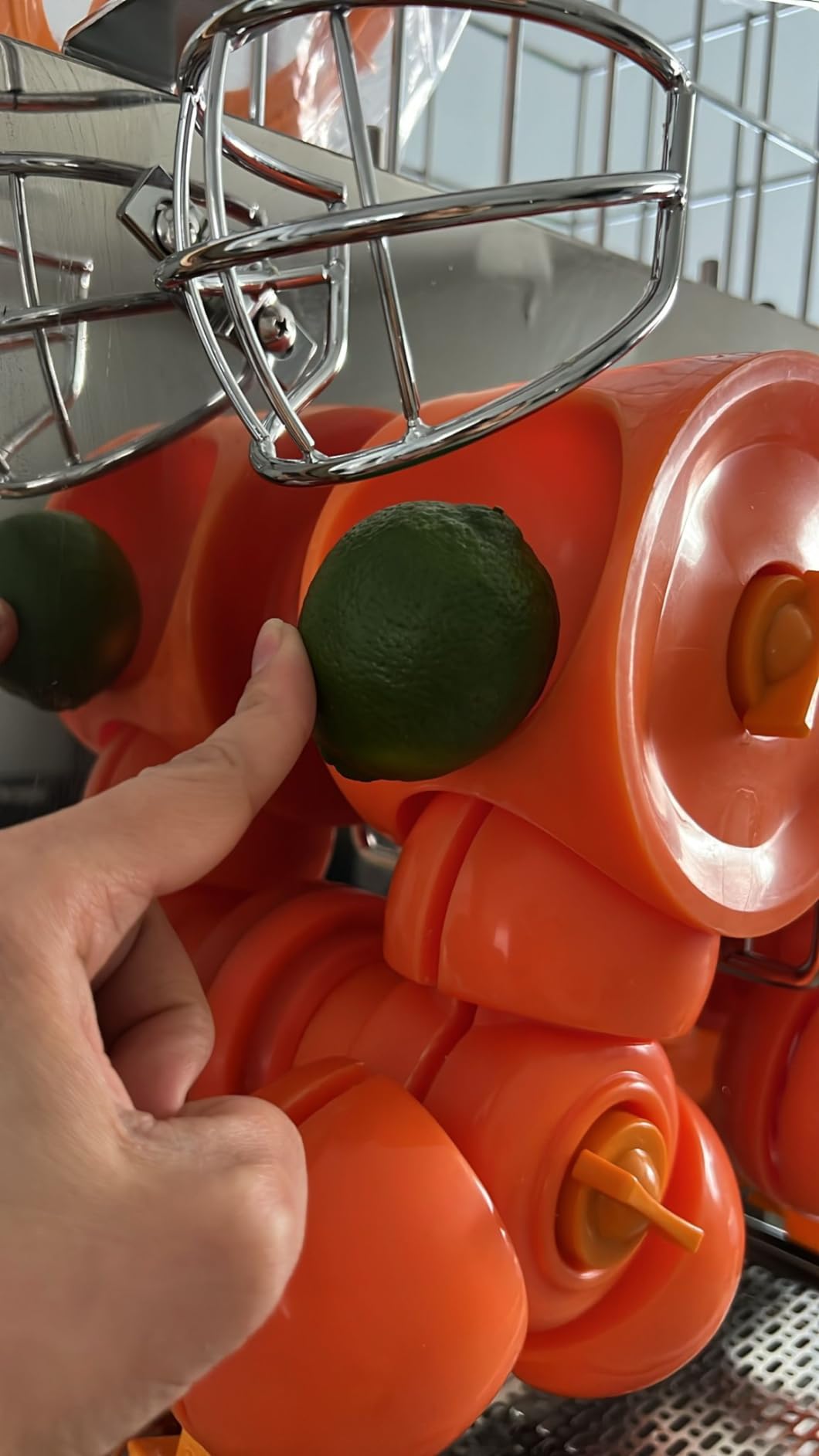 VEVOR Commercial Orange Juicer Machine, 120W Automatic Juice Extractor, Stainless Steel Orange Squeezer for 20 Oranges Per Minute, with Pull-Out Filter Box, PC Cover, 2 Peel Collecting Buckets customer photo 2