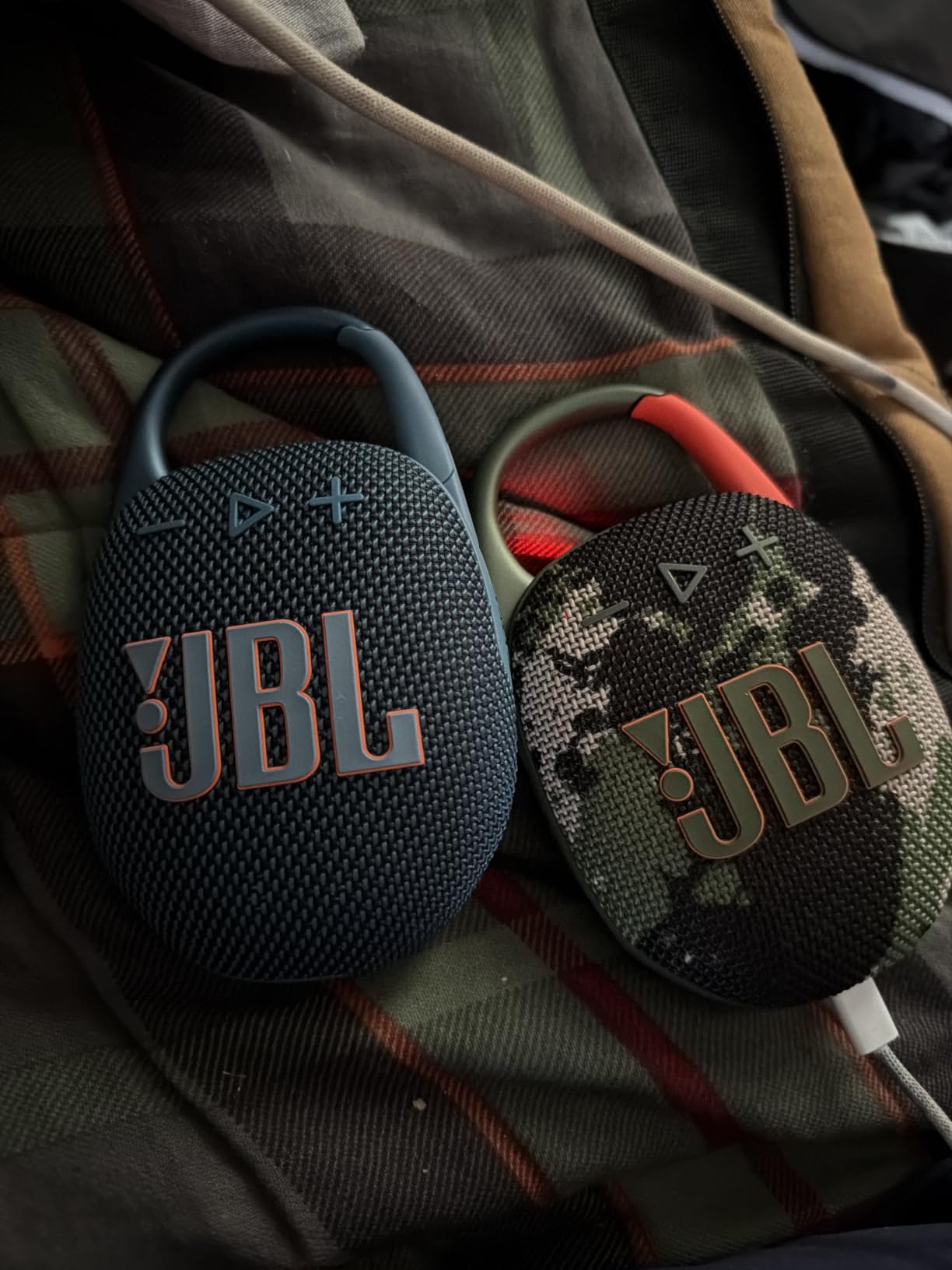 JBL Clip 5 - Ultra-Portable, Waterproof & Dustproof Bluetooth Speaker, Big JBL Pro Sound with Punchy bass, Integrated Carabiner, Up to 12 Hours of Play, Made in Part with Recycled Materials (Black) customer photo 1
