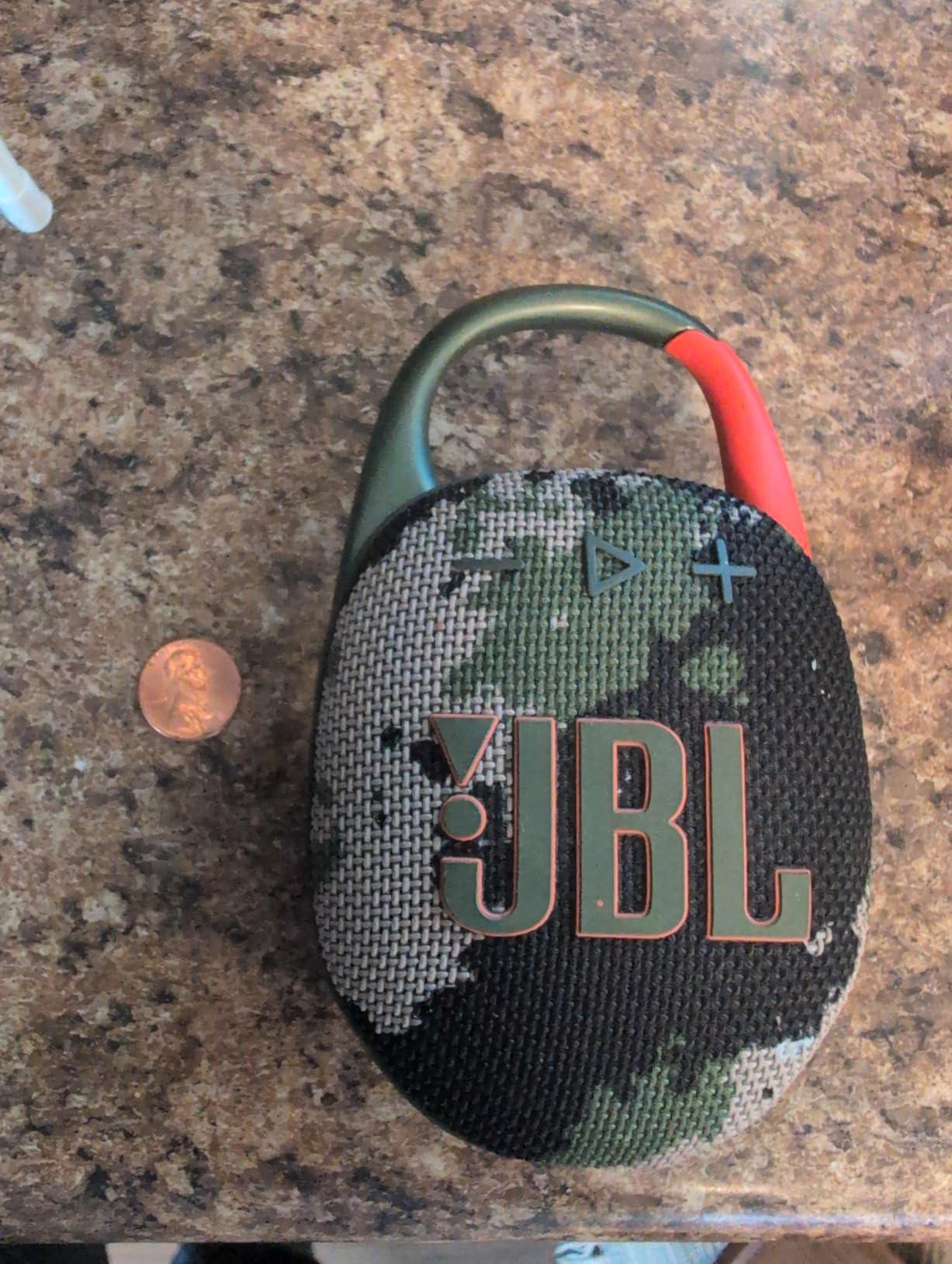 JBL Clip 5 - Ultra-Portable, Waterproof & Dustproof Bluetooth Speaker, Big JBL Pro Sound with Punchy bass, Integrated Carabiner, Up to 12 Hours of Play, Made in Part with Recycled Materials (Black) customer photo 2