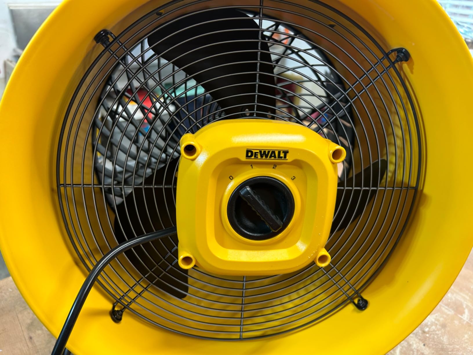DEWALT 16-Inch High-Velocity Floor Fan, 3-Speed Plug-In Shop Fan, Compact 360° Adjustable Drum Fan for Garage, Workshop, Warehouse and Basement, DXF1616 customer photo 2