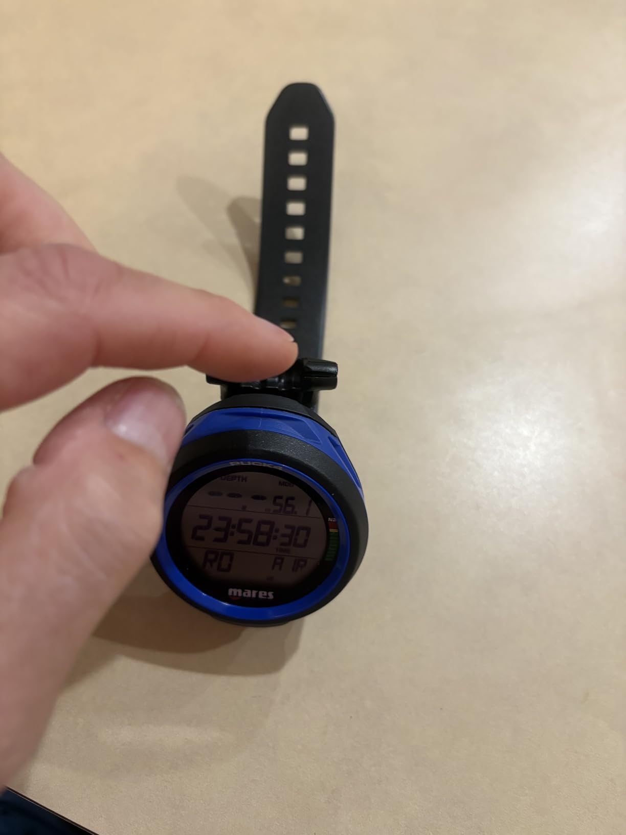 Mares Puck 4 Wrist Dive Computer | Entry-Level Watch-Style One Button Control Underwater Scuba Diving Computer, Black/Yellow customer photo 1