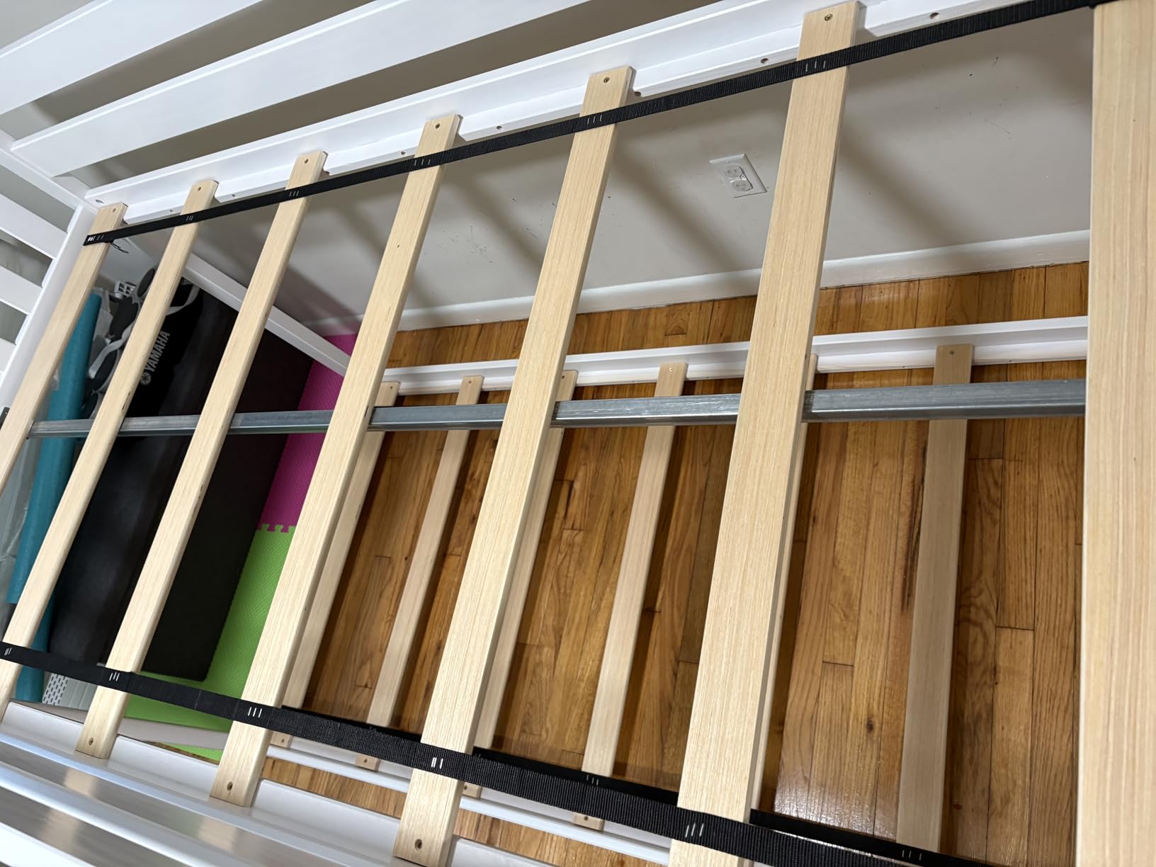 Max & Lily Fundamental Twin Low Bunk Bed, Kids Solid Wood Modern Bed Frame with Strong Wooden Slats, Non-Toxic Finishes, High Weight Capacity, White customer photo 1