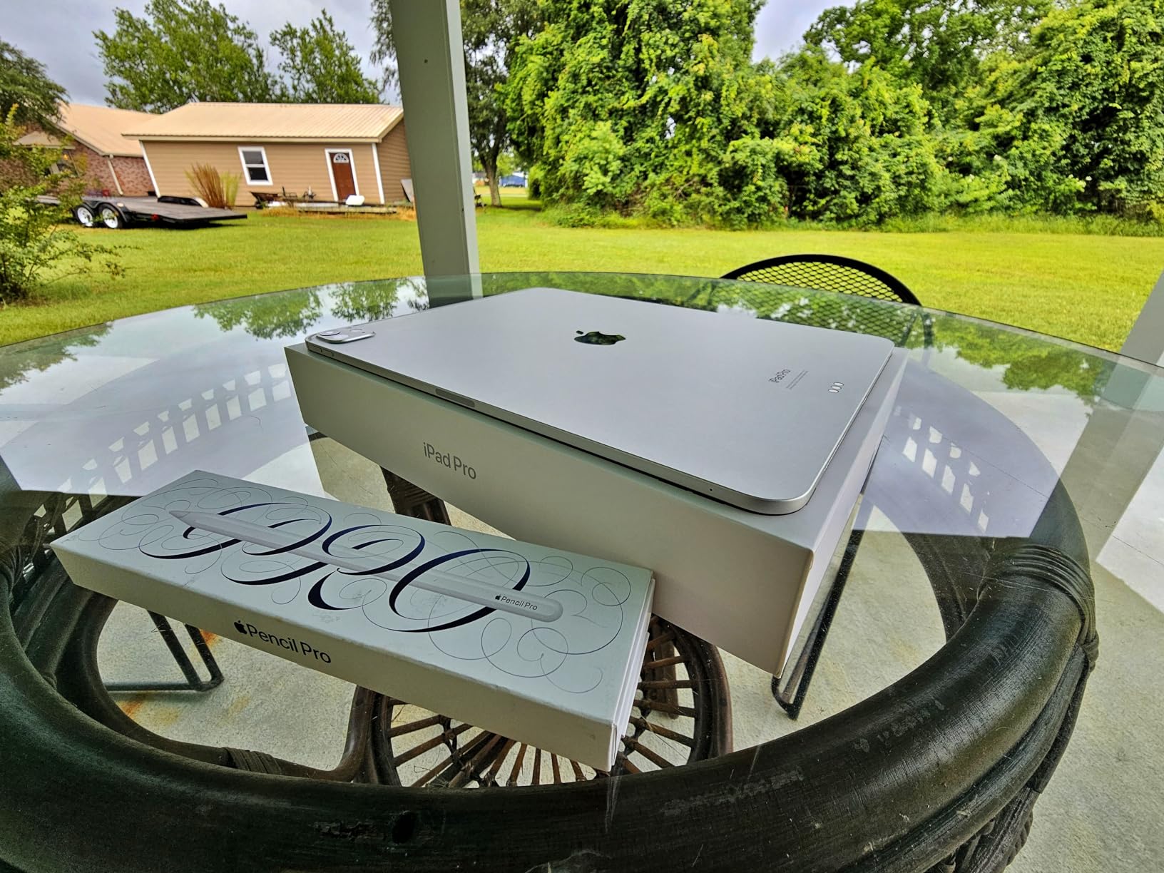 Apple iPad Pro 13-Inch (M4): Built for Apple Intelligence, Ultra Retina XDR Display, 512GB, 12MP Front/Back Camera, LiDAR Scanner, Wi-Fi 6E, Face ID, All-Day Battery Life - Space Black customer photo 2