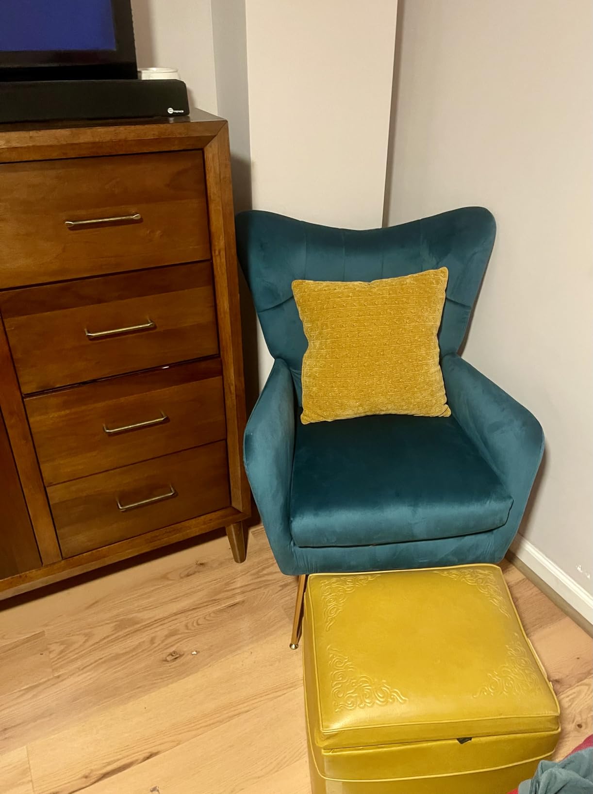 Container Furniture Direct Modern Chic Mid-Century Velvet Accent Armchair for Living Room, Bedroom, or Home Office, Button-Tufted Wingback Design with Gold Flared Legs, Grey customer photo 1