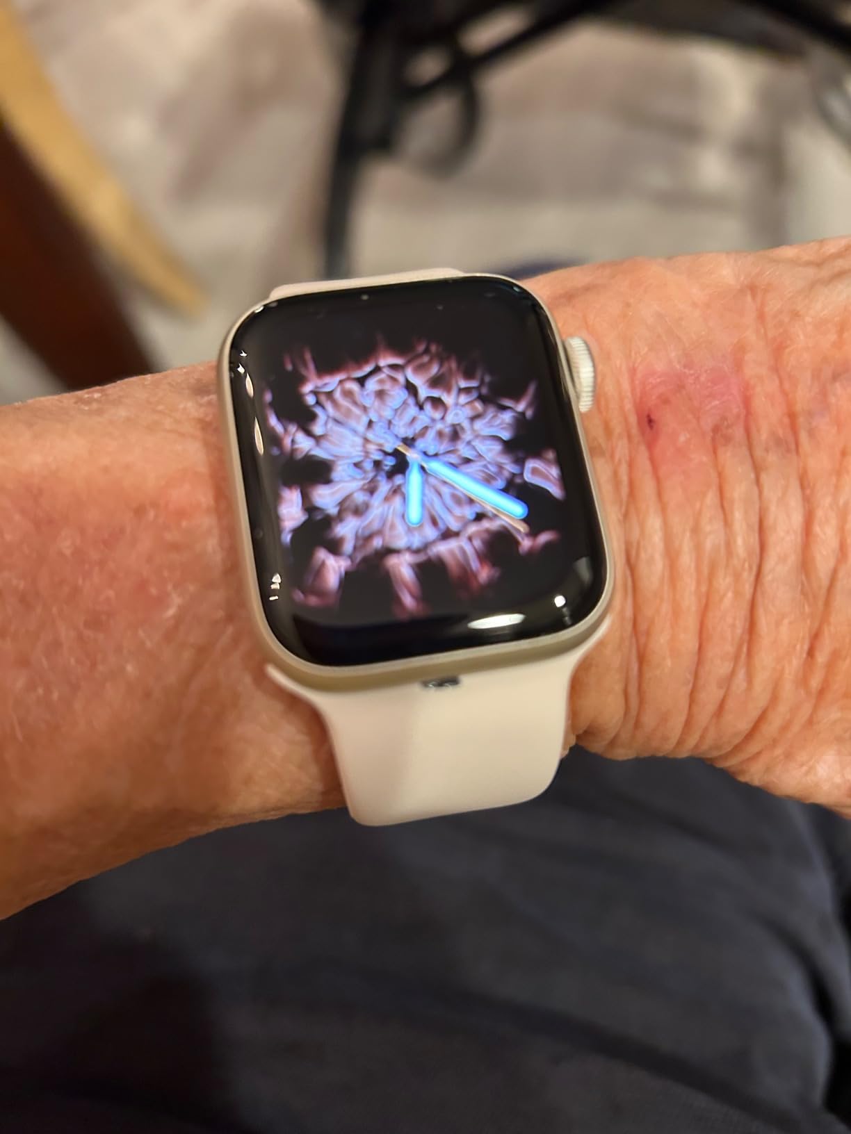 Apple Watch SE (2nd Gen) [GPS + Cellular 40mm] Smartwatch with Starlight Aluminum Case with Starlight Sport Band S/M (Renewed) customer photo 1