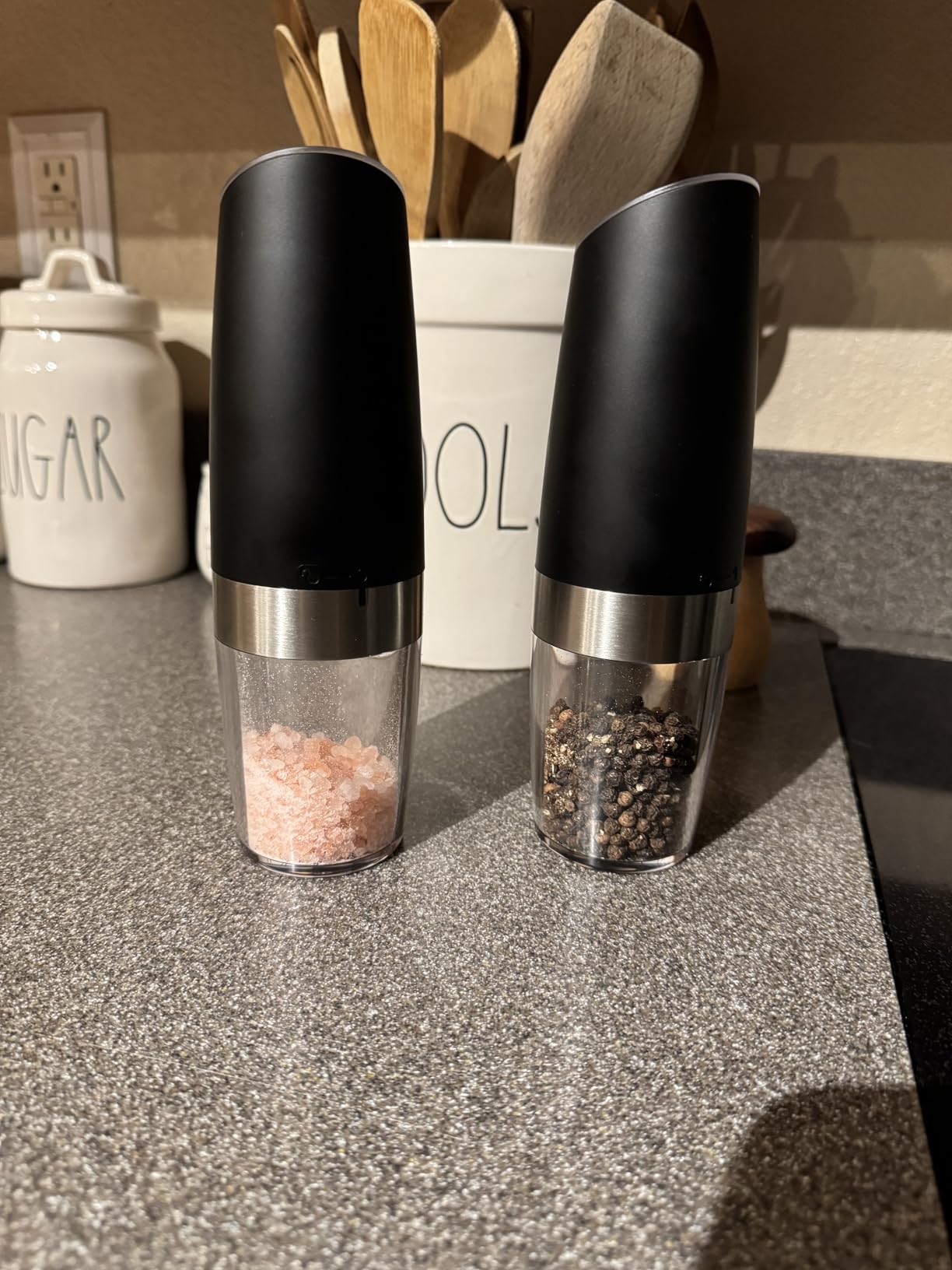 CIRCLE JOY Gravity Electric Salt and Pepper Grinder Set Automatic Salt and Pepper Grinder Set with LED Light, Battery Operated, Adjustable Coarseness, Large Capacity, for Home Kitchen BBQ, Black customer photo 1