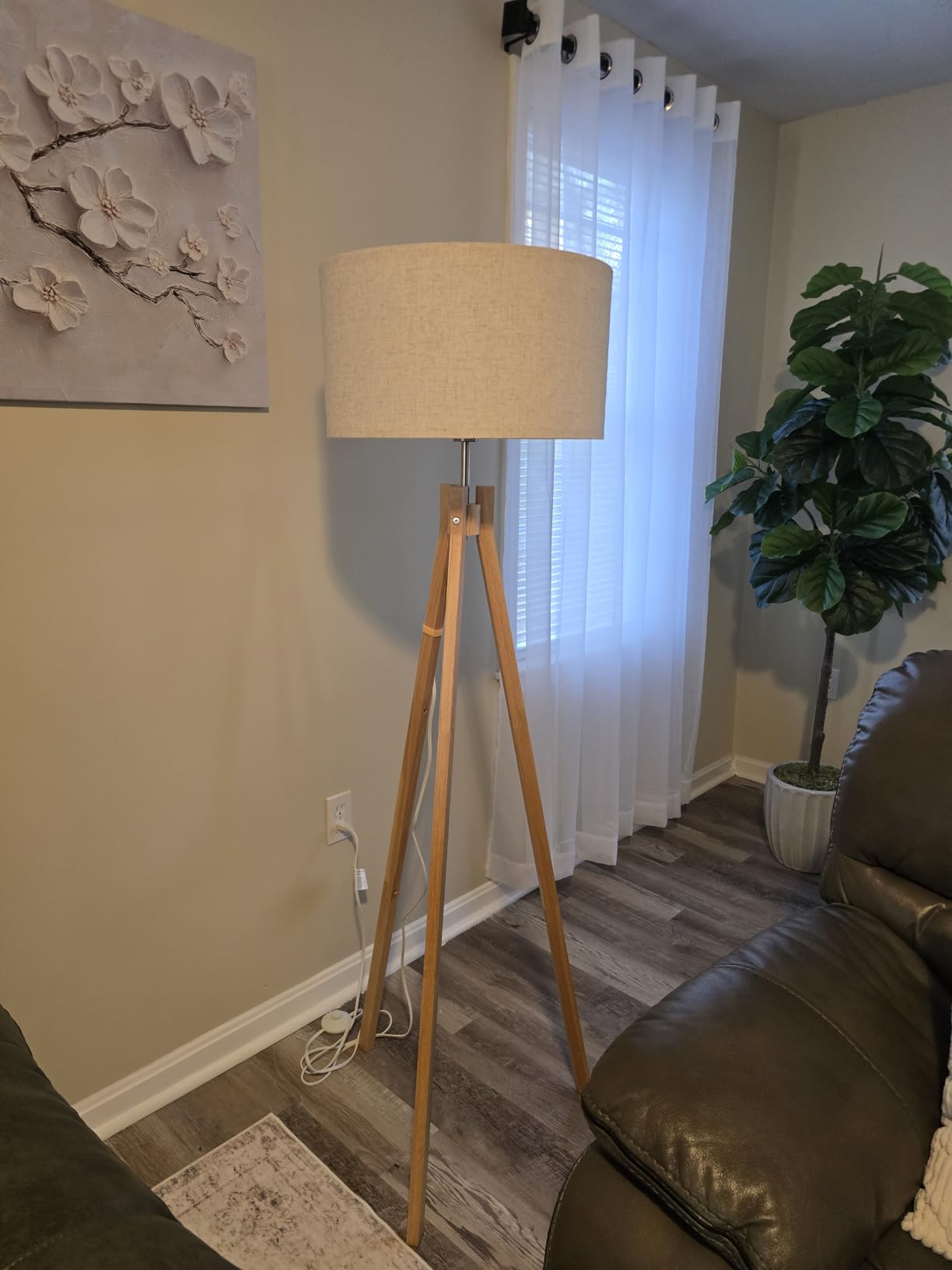 ELYONA Nordic Wood Tripod Floor Lamp, Modern Reading Standing Lamp for Living Room 3 Color Temperatures LED Bulb Included Flaxen Lamp Shade, Boho Natural Wooden floor lamp for Bedroom Office Kids Room customer photo 1