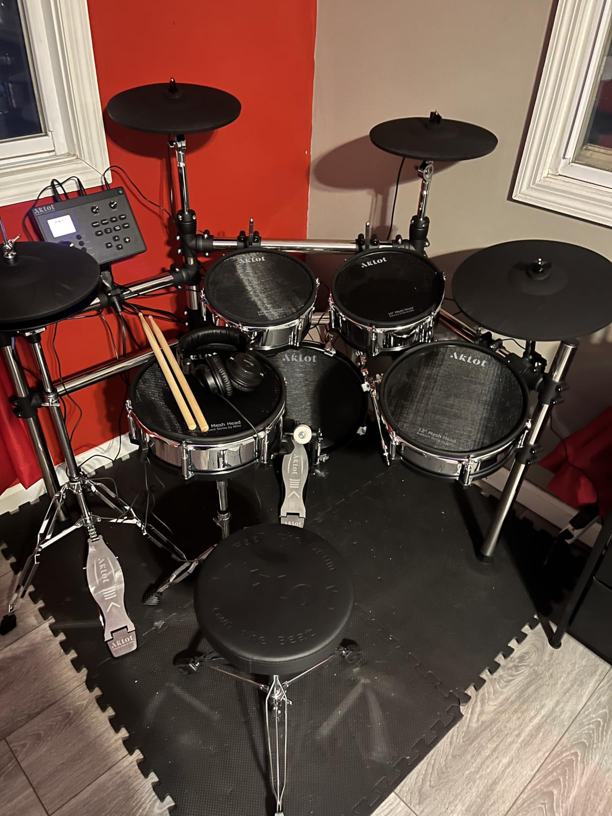 AKLOT Acoustic-Style Electric Drum Set: Independent 16'' Wooden Bass Drum and 12'' Snare, Triple-Zone Ride Cymbal, Standalone Hi-Hat, Full Mesh Pads, 460 Sounds, USB MIDI, Throne, Sticks, Black customer photo 1