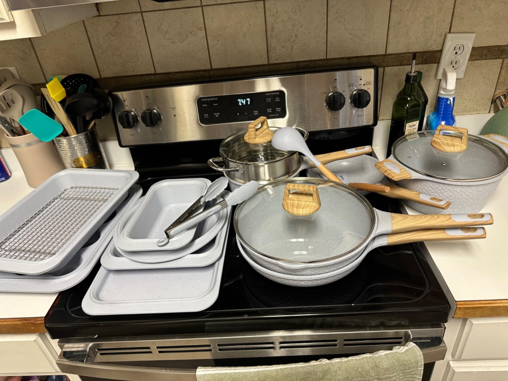 NutriChef 75-Piece Non-Stick Pots and Pans Set, Complete Ceramic Cookware Set with Bakeware, Utensils, Knife Set, & Accessories, Stain-Resistant, Food-Grade Safe, Cream/Brown customer photo 2