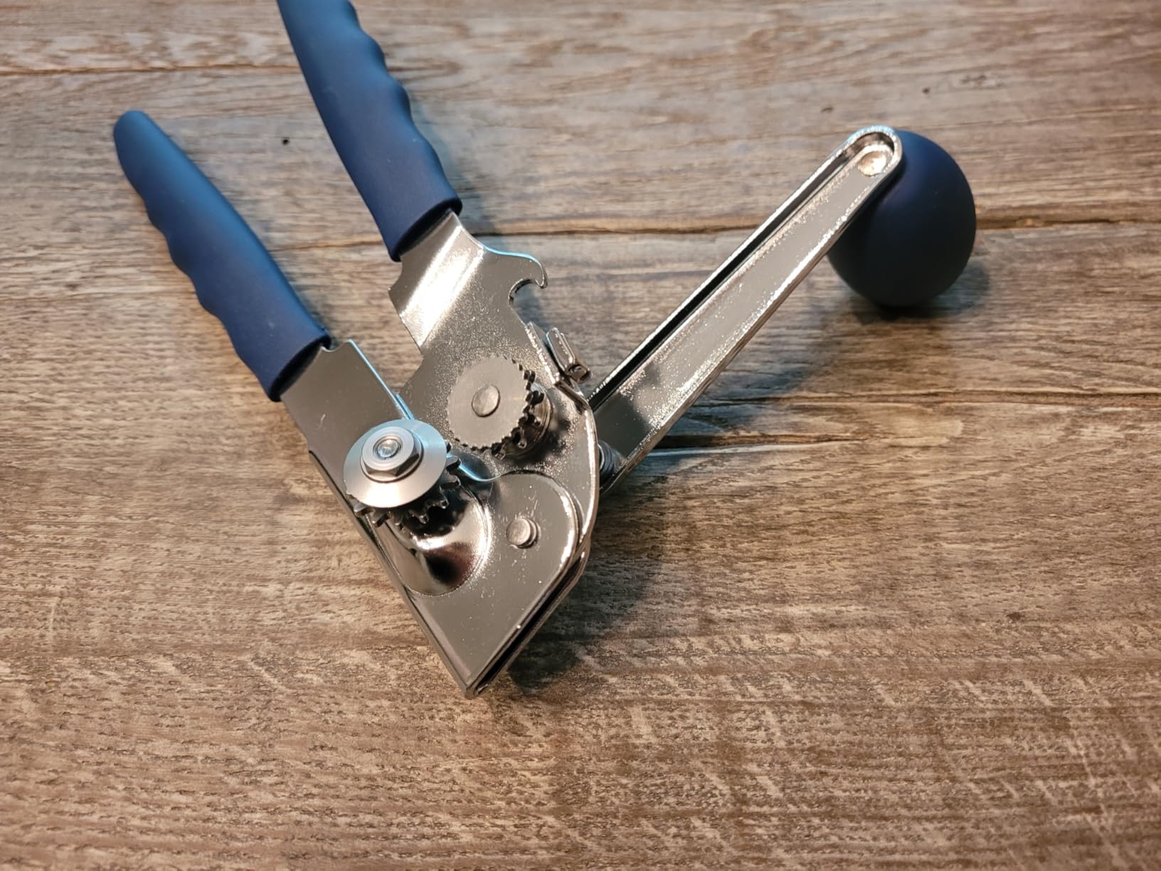 UHIYEE Commercial Can Opener Heavy Duty, Hand Crank for Large Cans, Black | Manual Can Opener, High-Carbon Blade, Extra-Long Handle, Oversize Knob, Built-in Magnet & Bottle Opener, For #10 Cans customer photo 1