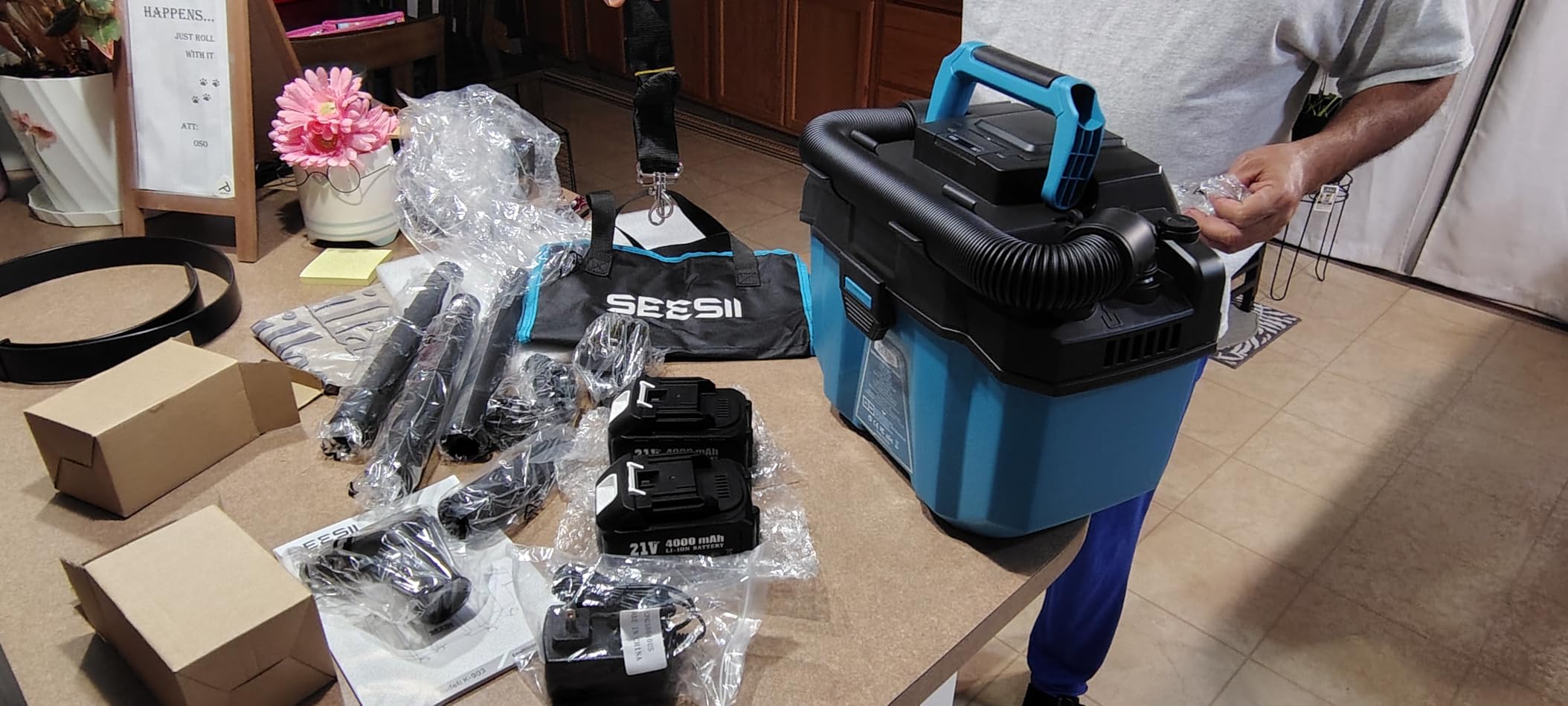 Seesii Cordless Shop Vac Wet and Dry, 2.6 Gallon Small Shop Vac with Accessory Storage Holder, 2 x 4.0Ah Batteries, 3-in-1 Wet Dry Vacuum customer photo 2