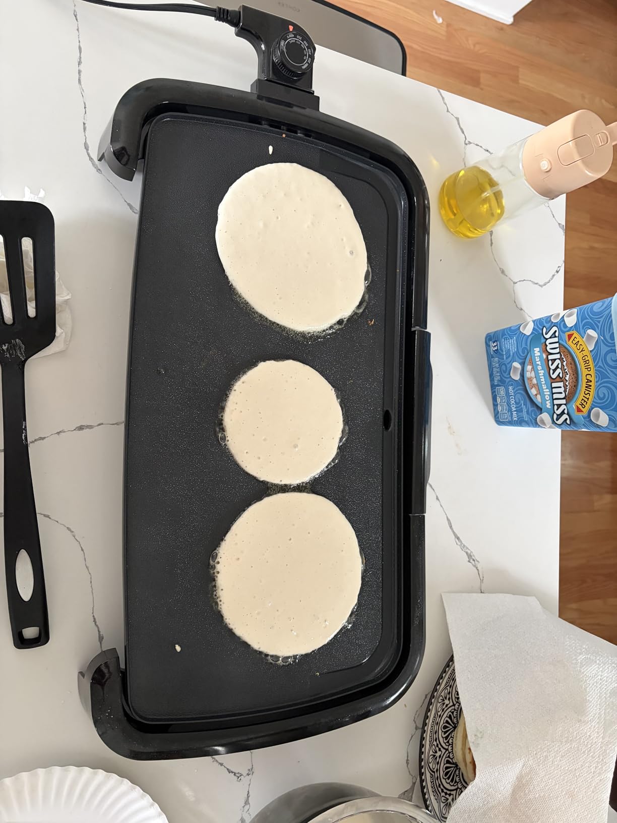 Amazon Basics Electric Griddle with Nonstick Ceramic Coating, Adjustable Temperature, Detachable Dishwasher Safe Plate, Drip Tray, 10 x 20 inches, Black customer photo 2