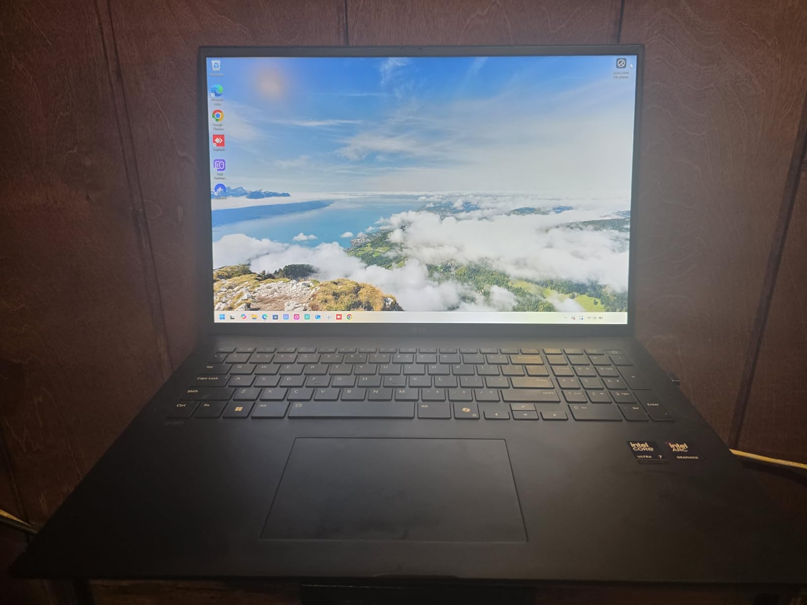 LG gram 17-inch Lightweight Laptop Computer, Intel Evo Edition Powered by Intel Core Ultra7 256V Processor, Copilot+ Windows 11 Home, 16GB RAM, 2TB SSD - Obsidian Black customer photo 1