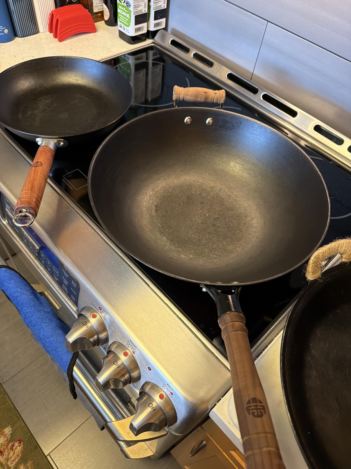 WANGYUANJI 12.6 Inch Cast Iron Wok Pan with Wood Lid, Uncoated Flat Bottom Chinese Stir Fry Pan customer photo 1