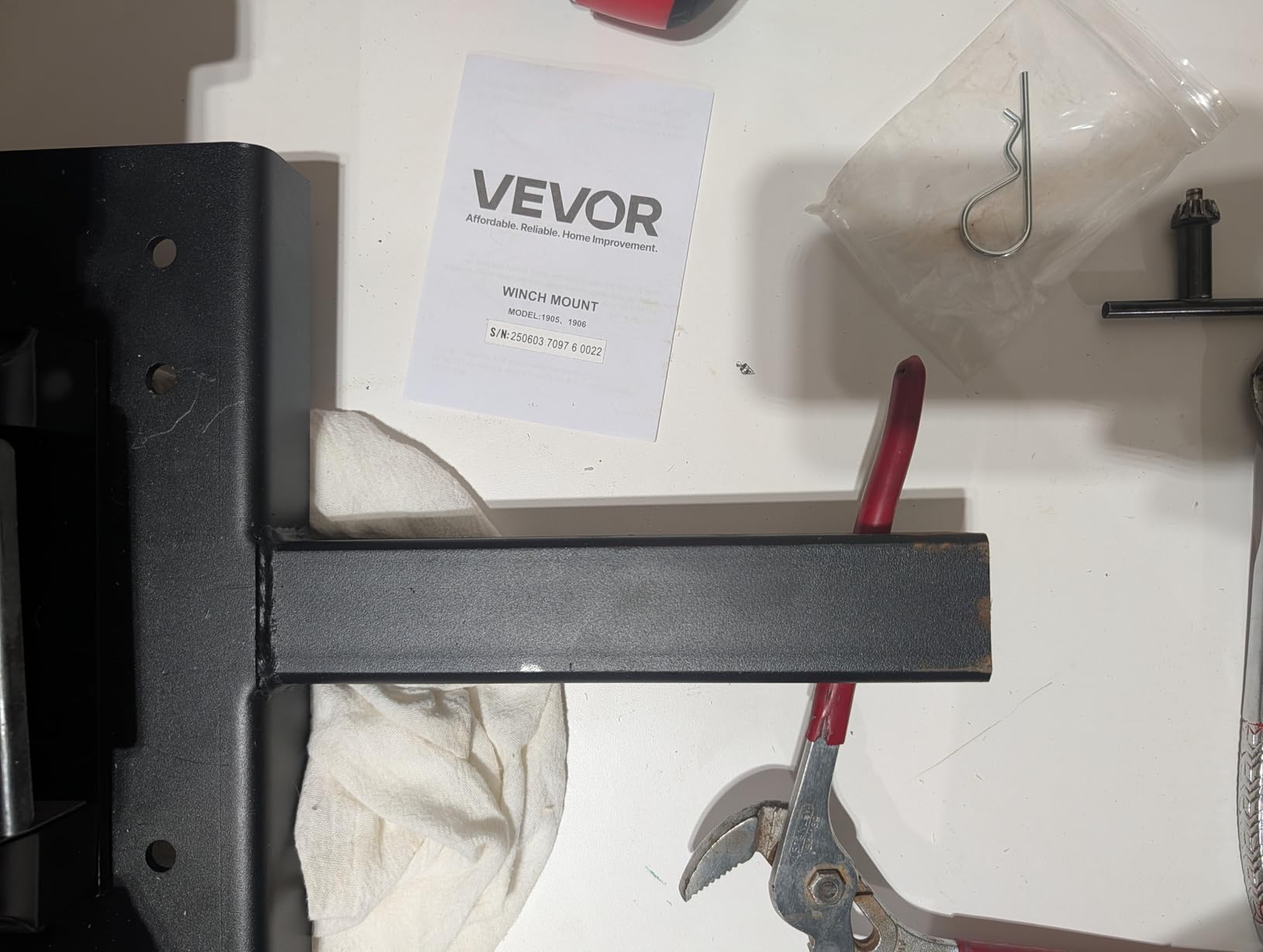 VEVOR Winch Mount, 15000 lbs / 6803 kg Load Capacity, Trailer Hitch Winch Mount with 50.8 mm Receiver, 2 Mounting Hole Design, Powder Coated Steel, Suitable for ATV UTV Pickup Truck, Black customer photo 2