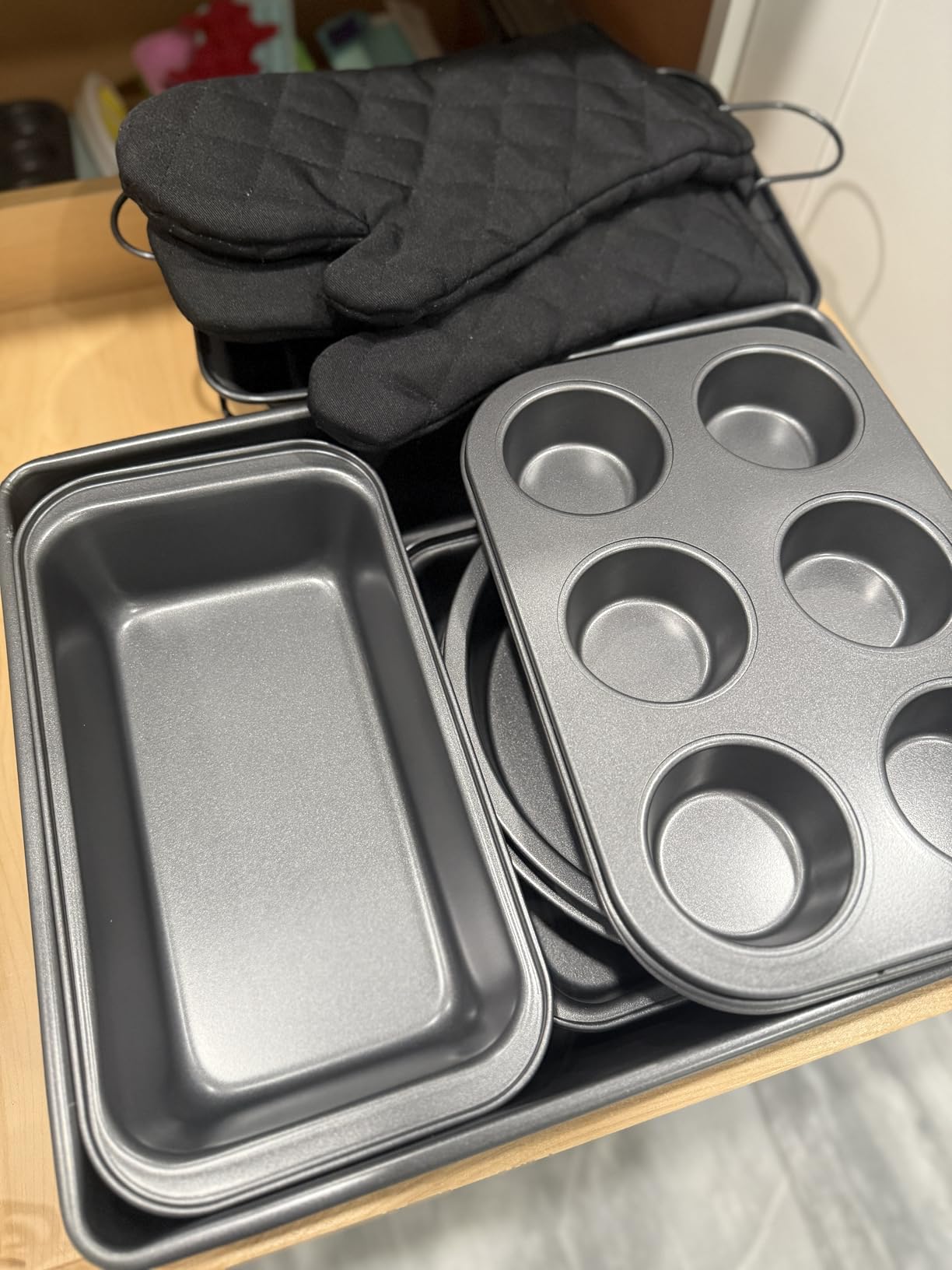 12PCS Nonstick Bakeware Set, Non-Toxic Carbon Steel Baking Pans Set with Wider Grip, Includes Roasting Pan, Cookie Sheet, Cake Pans, Muffin Pans, Cooling Rack, Oven Mitts, Easy Release customer photo 1
